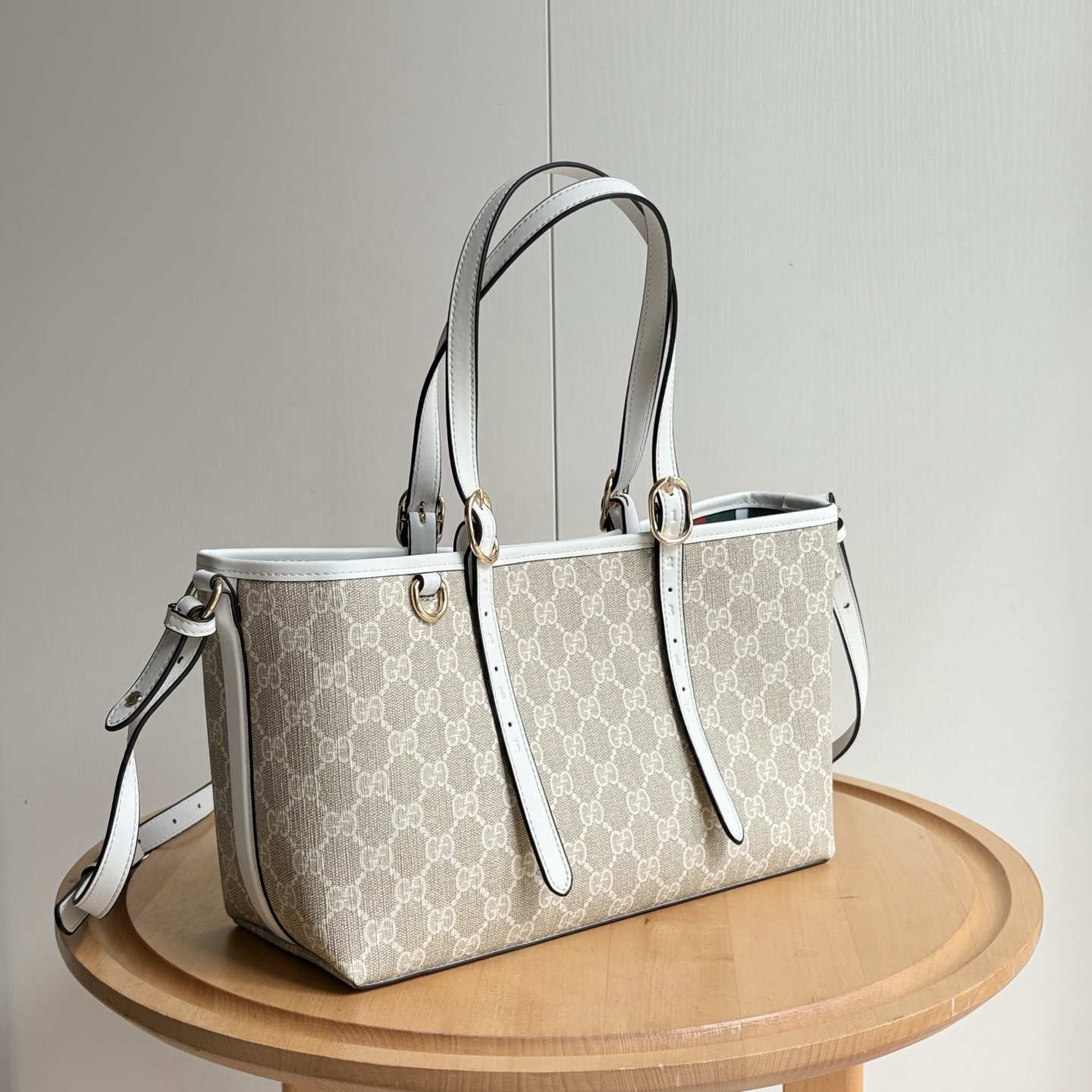 实拍#

型号：
尺寸：31x18.5x11.5cm

这款购物袋GG图案和条纹织带这两种品牌颇有辨识性