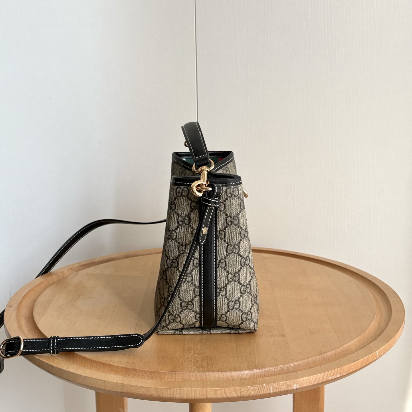 Ophidia ショッピングバッグ GGパターンとストライプデザイン