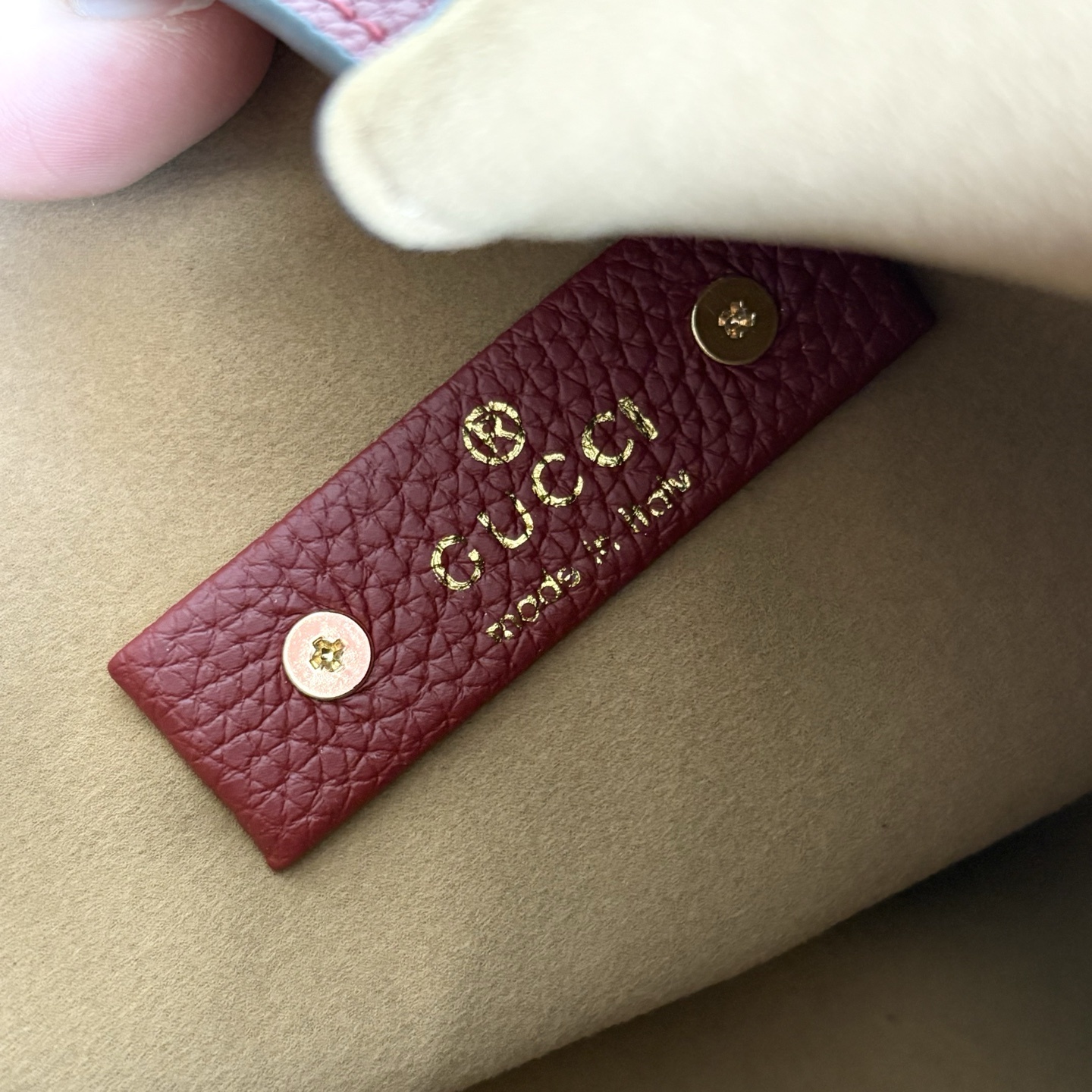 升级版实拍#款号:酒红尺寸:27.5X21X16~Gucci Softbit系列小号肩背包,匠心融蕴半马