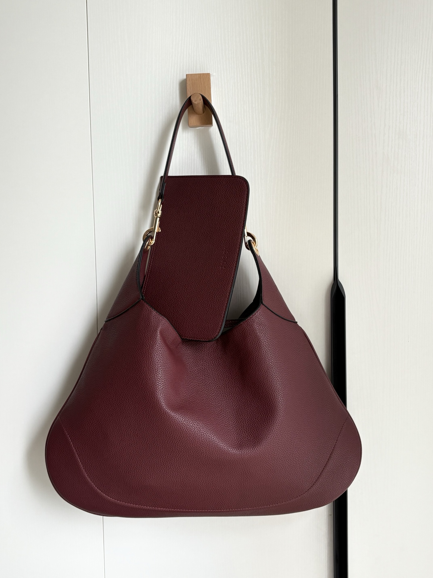 双肩带升级版实拍#💰220

款号：820169
尺寸：49/46/4cm

G家托特包👜真的每一款都超级好看！
扁平设计没想到这么能装
出勤旅游日常休闲😎都合适！
可以说非常百搭了，里面还配有一个可以拆卸的手拿小包（五金采用玫瑰金好👍五金）
✅配有一条织带肩带
