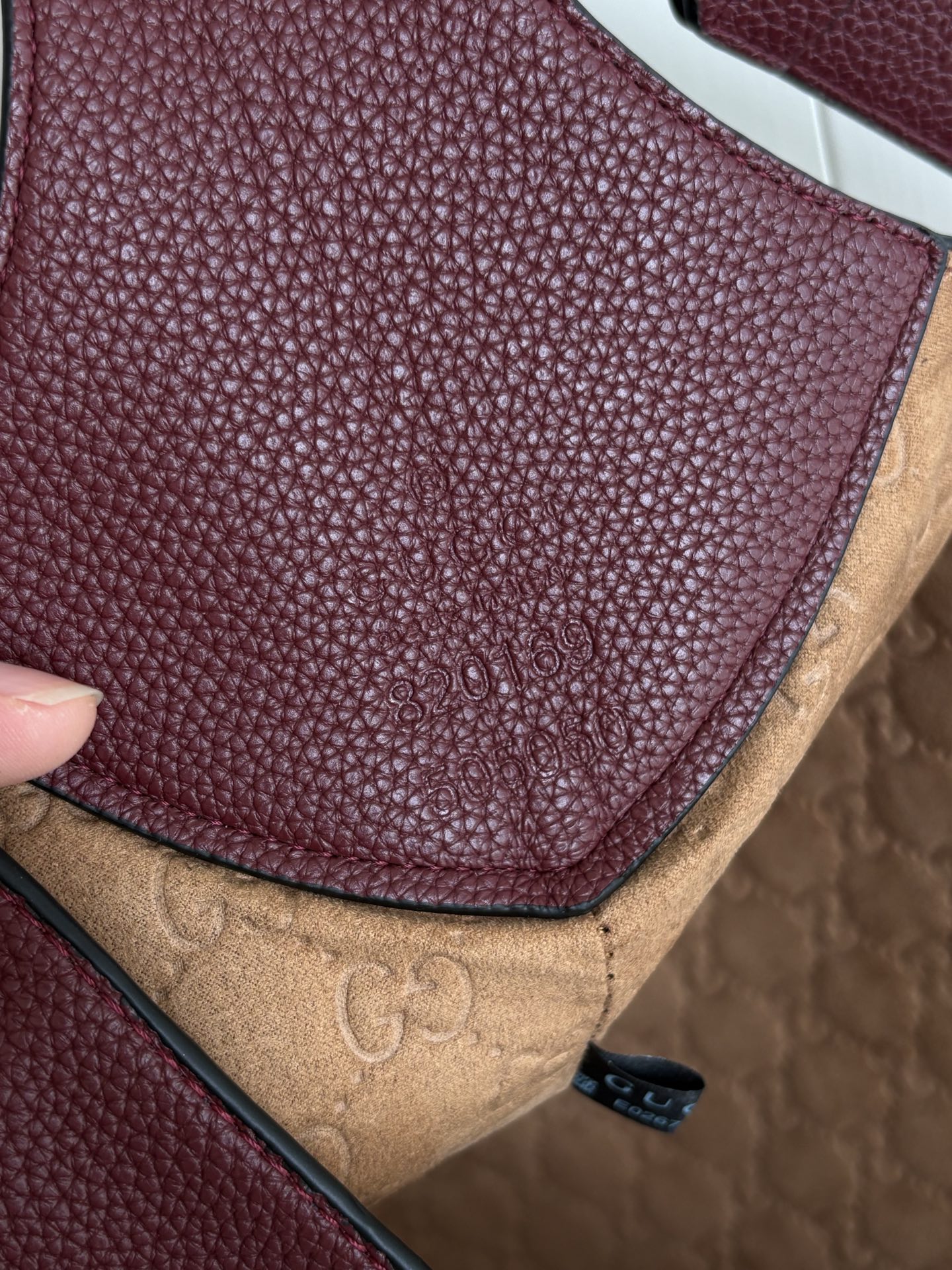 双肩带升级版实拍#💰220

款号：820169
尺寸：49/46/4cm

G家托特包👜真的每一款都超级好看！
扁平设计没想到这么能装
出勤旅游日常休闲😎都合适！
可以说非常百搭了，里面还配有一个可以拆卸的手拿小包（五金采用玫瑰金好👍五金）
✅配有一条织带肩带
