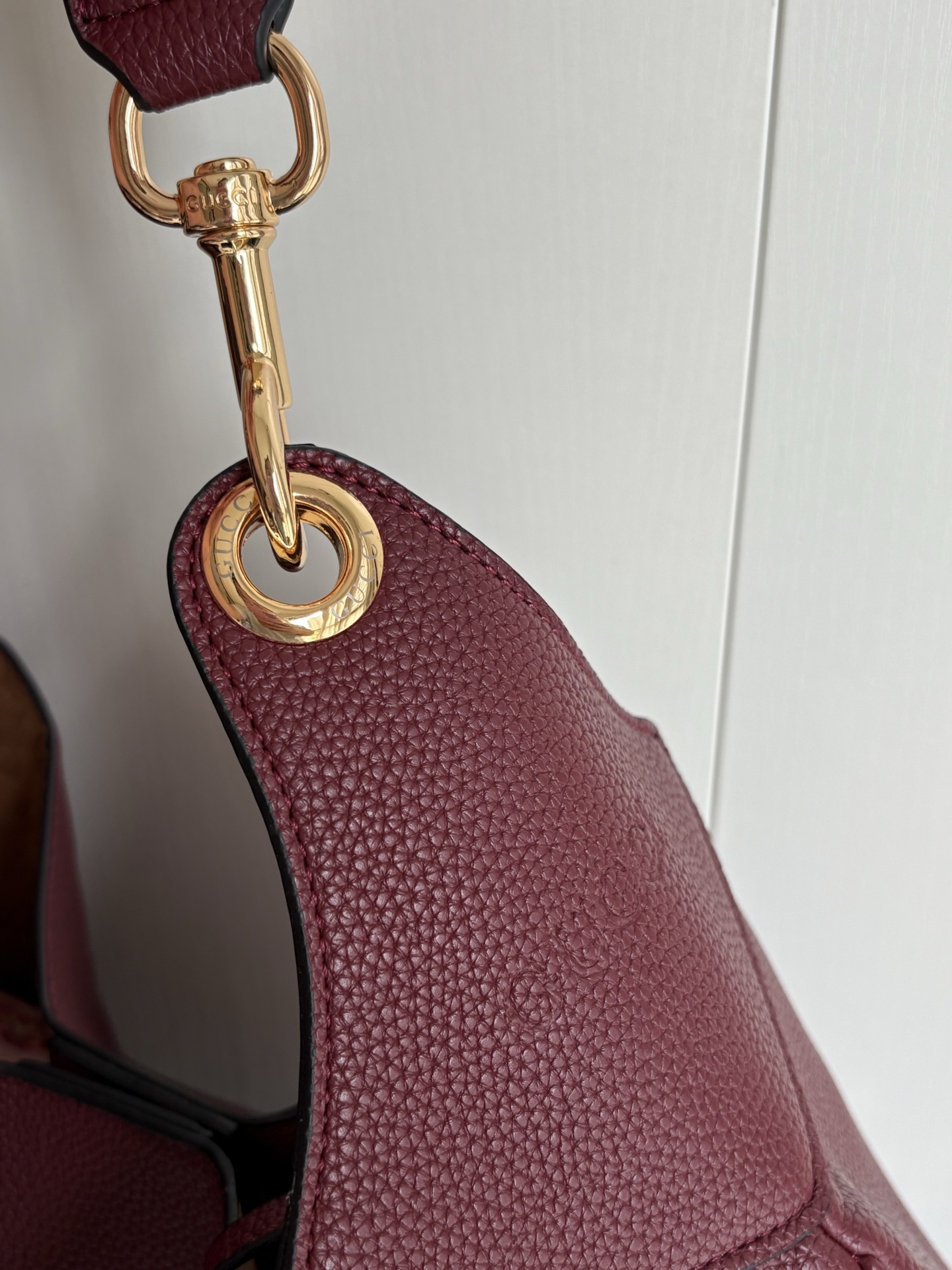 双肩带升级版实拍#💰220

款号：820169
尺寸：49/46/4cm

G家托特包👜真的每一款都超级好看！
扁平设计没想到这么能装
出勤旅游日常休闲😎都合适！
可以说非常百搭了，里面还配有一个可以拆卸的手拿小包（五金采用玫瑰金好👍五金）
✅配有一条织带肩带
