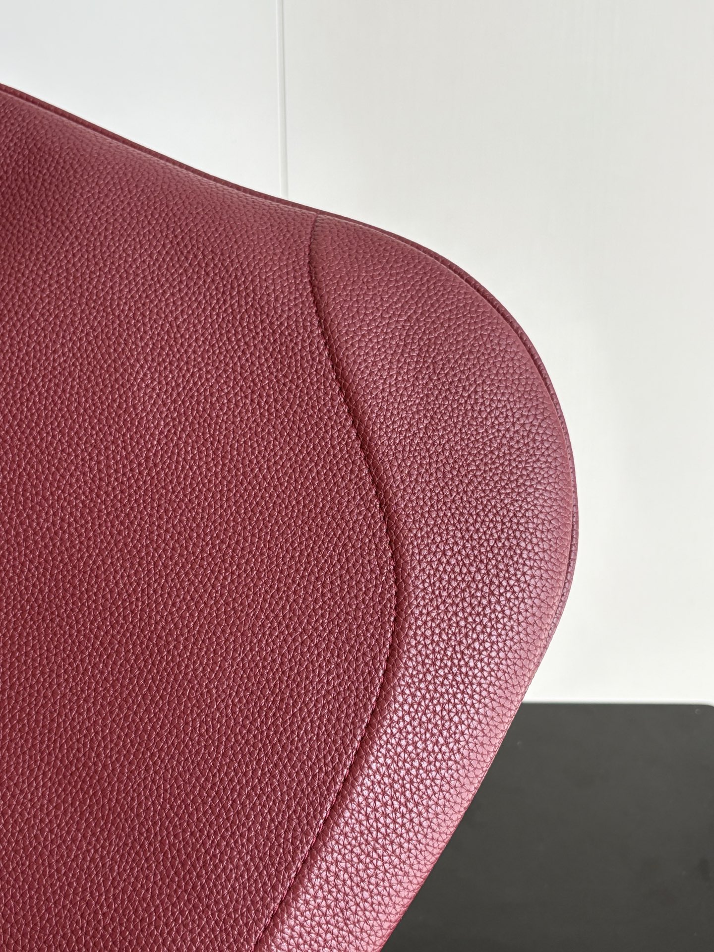 双肩带升级版实拍#💰220

款号：820169
尺寸：49/46/4cm

G家托特包👜真的每一款都超级好看！
扁平设计没想到这么能装
出勤旅游日常休闲😎都合适！
可以说非常百搭了，里面还配有一个可以拆卸的手拿小包（五金采用玫瑰金好👍五金）
✅配有一条织带肩带
