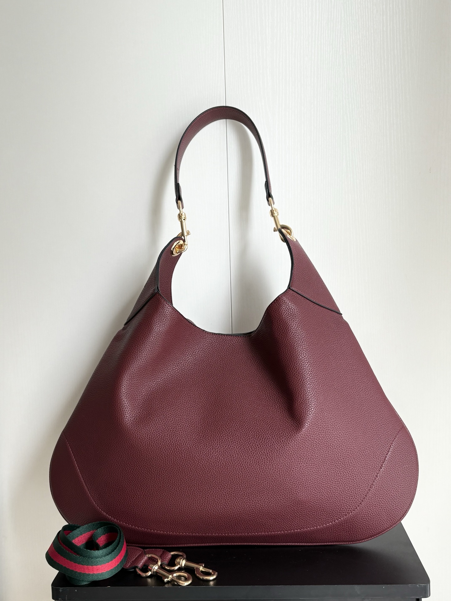 双肩带升级版实拍#💰220

款号：820169
尺寸：49/46/4cm

G家托特包👜真的每一款都超级好看！
扁平设计没想到这么能装
出勤旅游日常休闲😎都合适！
可以说非常百搭了，里面还配有一个可以拆卸的手拿小包（五金采用玫瑰金好👍五金）
✅配有一条织带肩带
