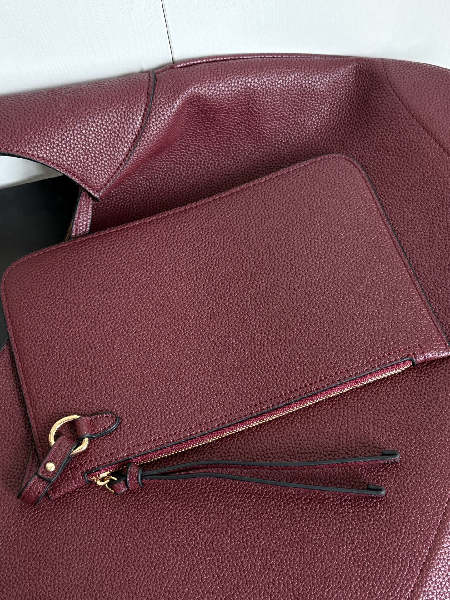 双肩带升级版实拍#💰220

款号：820169
尺寸：49/46/4cm

G家托特包👜真的每一款都超级好看！
扁平设计没想到这么能装
出勤旅游日常休闲😎都合适！
可以说非常百搭了，里面还配有一个可以拆卸的手拿小包（五金采用玫瑰金好👍五金）
✅配有一条织带肩带
