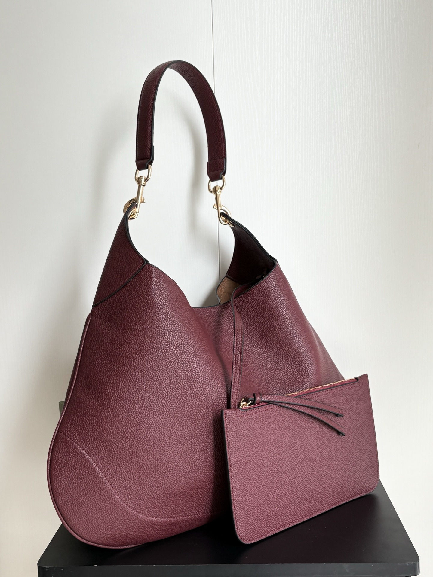 双肩带升级版实拍#💰220

款号：820169
尺寸：49/46/4cm

G家托特包👜真的每一款都超级好看！
扁平设计没想到这么能装
出勤旅游日常休闲😎都合适！
可以说非常百搭了，里面还配有一个可以拆卸的手拿小包（五金采用玫瑰金好👍五金）
✅配有一条织带肩带
