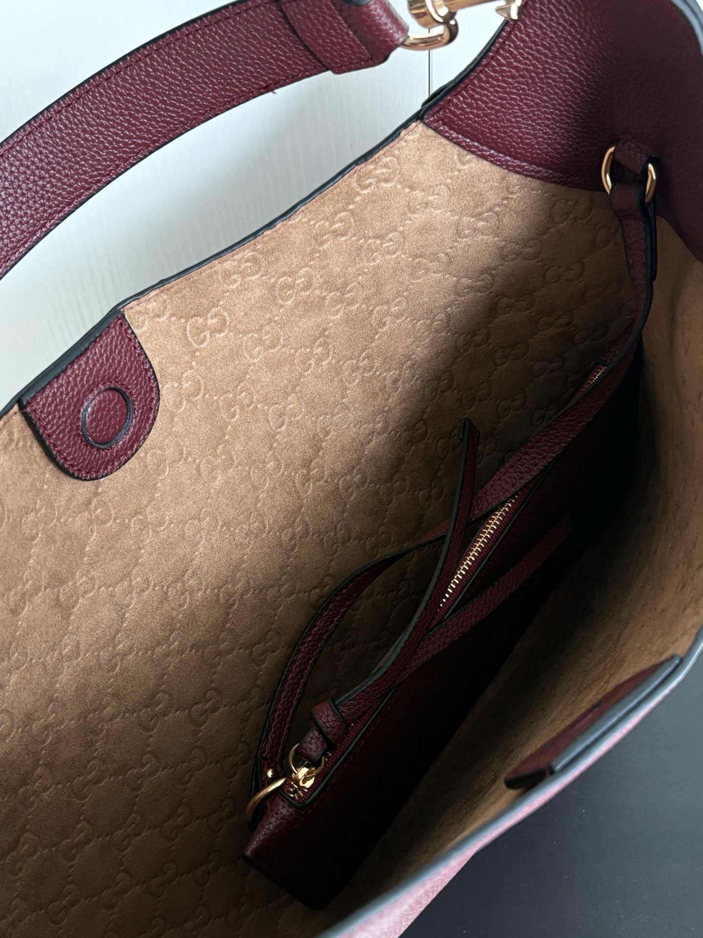 双肩带升级版实拍#💰220

款号：820169
尺寸：49/46/4cm

G家托特包👜真的每一款都超级好看！
扁平设计没想到这么能装
出勤旅游日常休闲😎都合适！
可以说非常百搭了，里面还配有一个可以拆卸的手拿小包（五金采用玫瑰金好👍五金）
✅配有一条织带肩带
