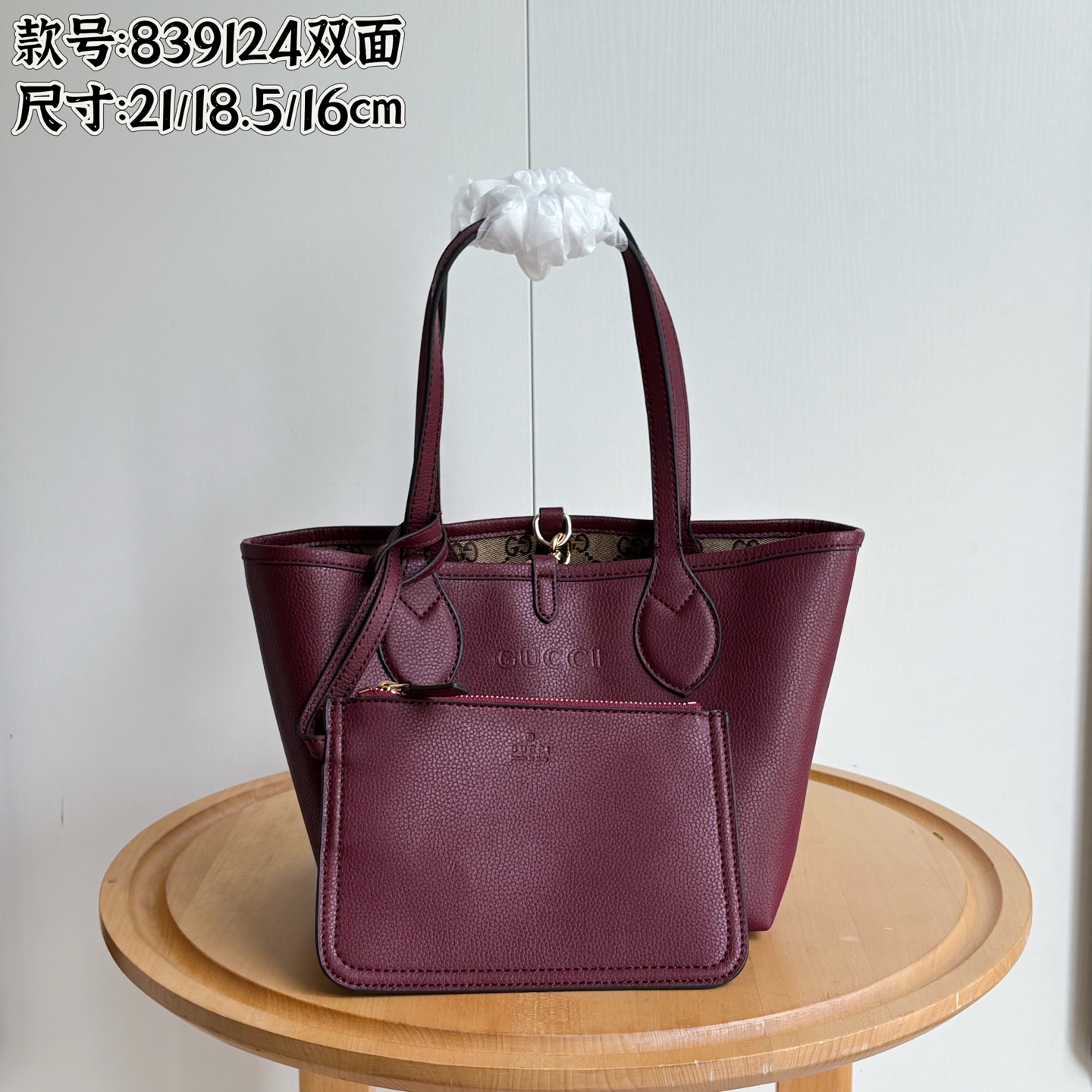 Toma real # Número de estilo: 839124 Ancora Red Tamaño: Ancho 21-50x Alto 18.5x Ancho lateral 16cm