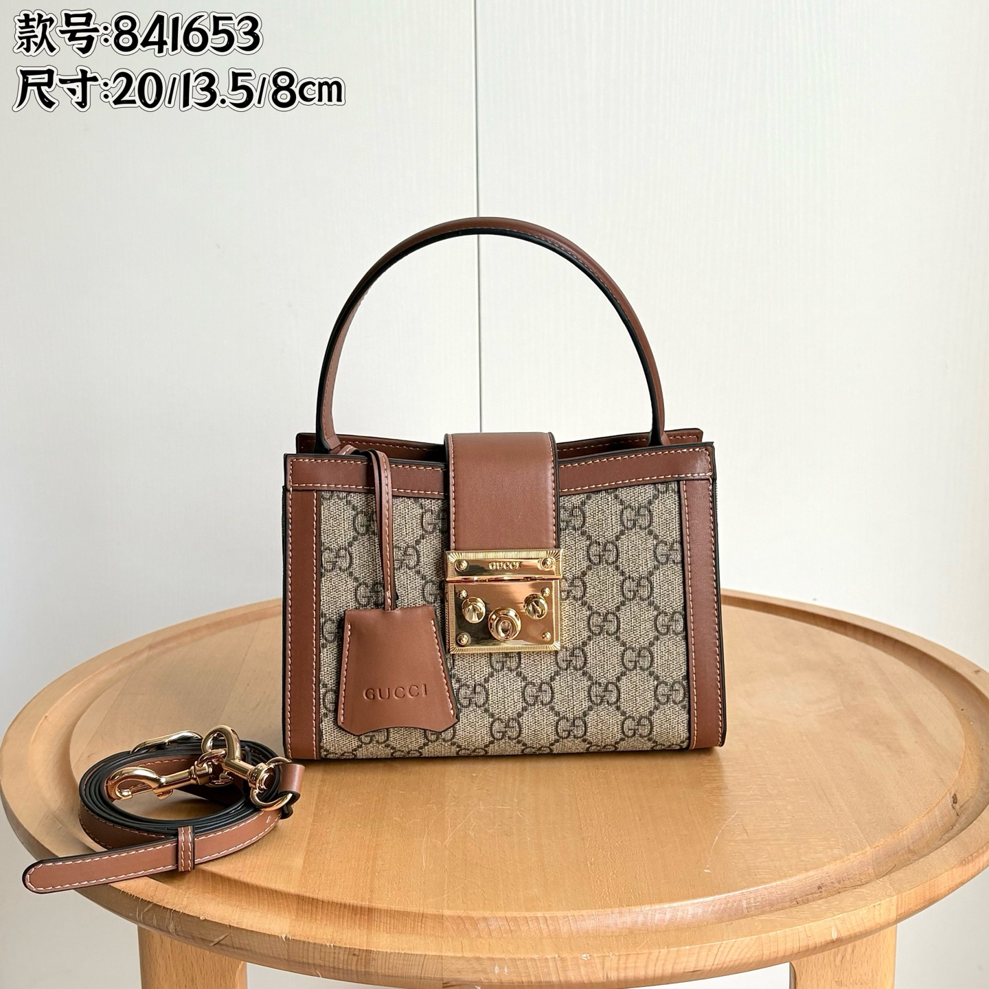 Nueva toma real # Número de estilo: 841653 Tamaño: 20/13,5/8 cm La serie Padlock hace una aparición impresionante en la…