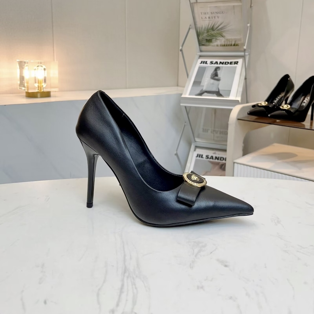 NO:262544,Size 35-42, Versace new women's high heels, fabric cowhide, inner footbed sheepskin, heel height 10.5cm, fashion classic, noble and elegant., high heels, versace, high heels, cowhide, sheepskin1986090935-42码, 范思哲新款女士高跟鞋,面料牛皮,内里垫脚羊皮,跟高10.5cm,时尚经典,高贵典雅.,高跟鞋,versace,high heels,cowhide,sheepskin,Women's Shoes