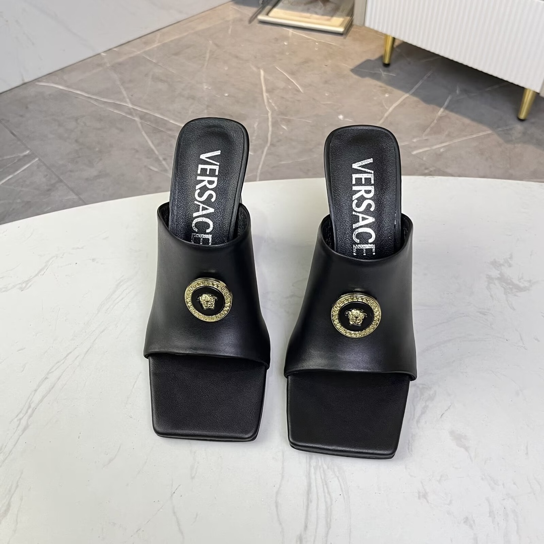 NO:929236,Size 35-42, Versace's new square toe thick heel sandals, made of cowhide, sheepskin lining, high heel 9.5cm, low heel 6cm, rubber outsole. Comfortable to put on and take off, fashionable and versatile., high heels, versace, high heels, slippers, cowhide, sheepskin1986090935-42码, 范思哲新款方头粗跟凉拖鞋,面料牛皮,内里垫脚羊皮,高跟9.5cm,矮跟6cm,橡胶大底.穿脱舒适,时尚百搭.,高跟鞋,versace,high heels,slippers,cowhide,sheepskin,Women's Shoes