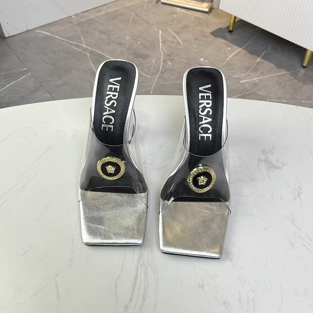 NO:929251,Size 35-42, Versace's new square toe thick heel sandals, transparent TPU fabric, sheepskin pads, 9.5cm high heel, 6cm low heel, rubber outsole. Comfortable to put on and take off, fashionable and versatile., high heels, versace, high heels, slippers, sheepskin1986090935-42码, 范思哲新款方头粗跟凉拖鞋,面料透明TPU,垫脚羊皮,高跟9.5cm,矮跟6cm,橡胶大底.穿脱舒适,时尚百搭.,高跟鞋,versace,high heels,slippers,sheepskin,Women's Shoes