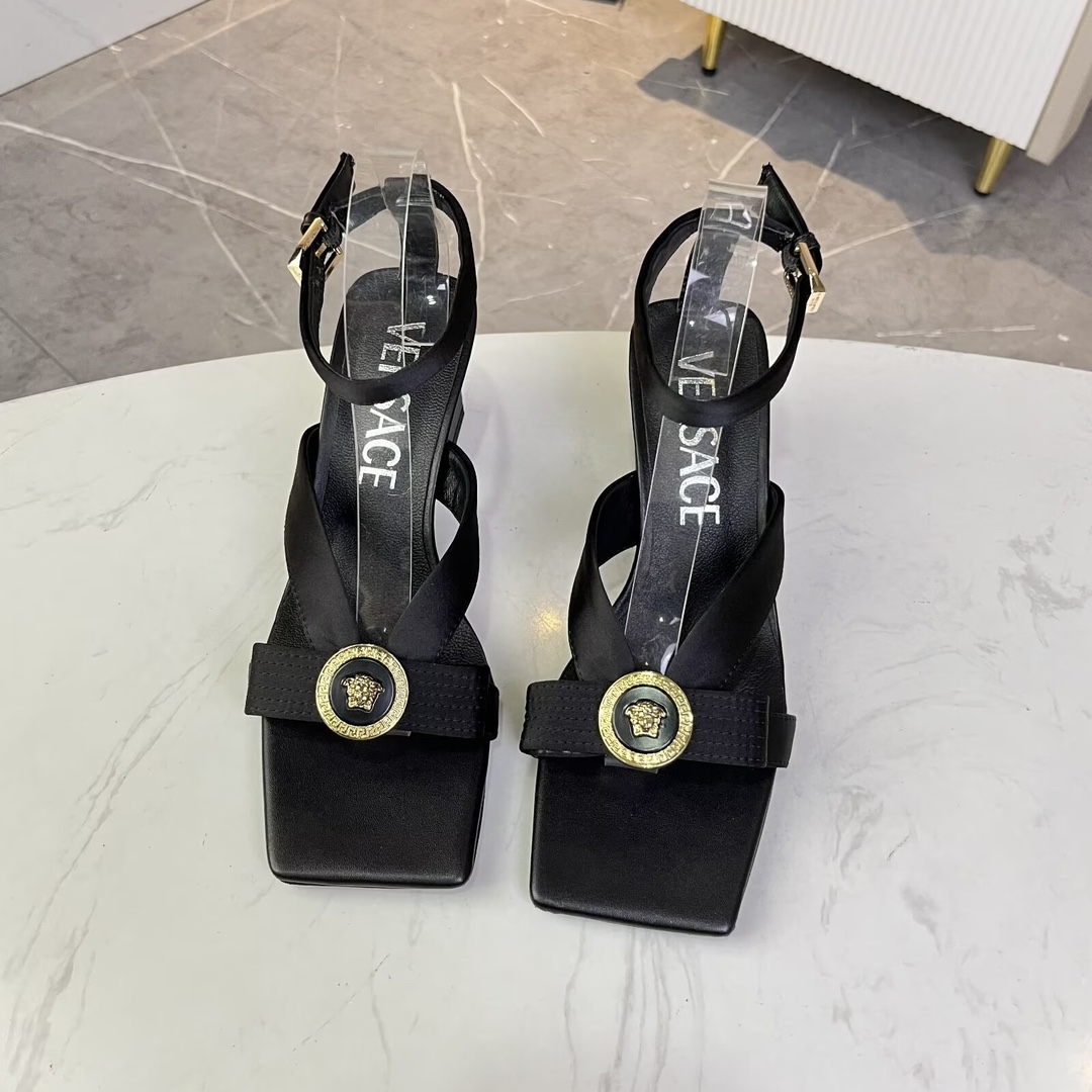 NO:929284,Size 35-42, Versace's new square toe thick heel sandals, made of silk, sheepskin lining, heel height 6cm, rubber outsole., high heels, versace, sandals, high heels, sheepskin, real silk1986090935-42码, 范思哲新款方头粗跟凉鞋,面料真丝,内里垫脚羊皮,跟高6cm,橡胶大底.,高跟鞋,versace,sandals,high heels,sheepskin,real silk,Women's Shoes