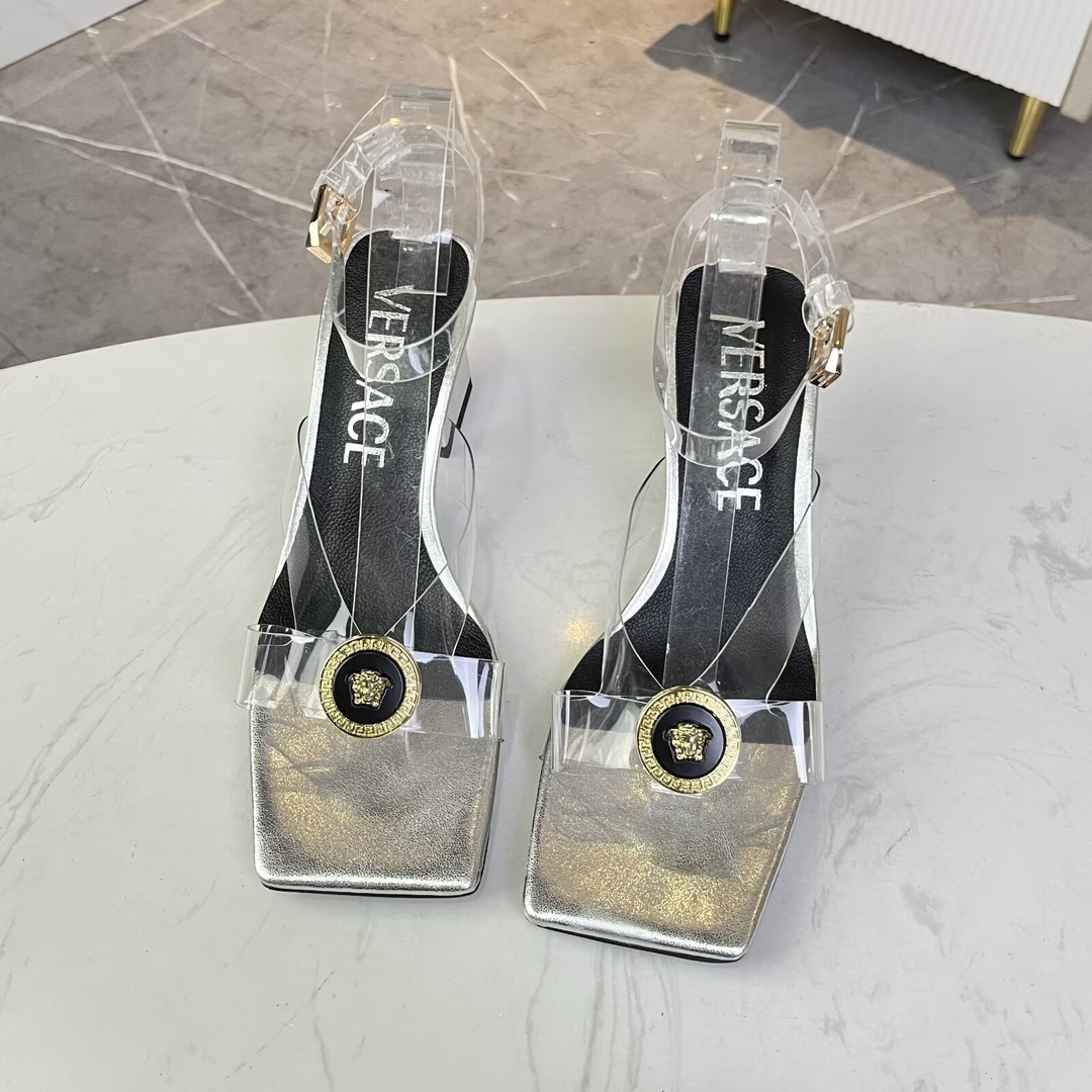 NO:929290,Sizes 35-42, Versace's new square toe thick heel sandals, transparent TPU fabric, sheepskin foot pads, heel height 6cm, rubber outsole., high heels, versace, sandals, high heels, sheepskin1986090935-42码, 范思哲新款方头粗跟凉鞋,面料透明TPU,垫脚羊皮,跟高6cm,橡胶大底.,高跟鞋,versace,sandals,high heels,sheepskin,Women's Shoes
