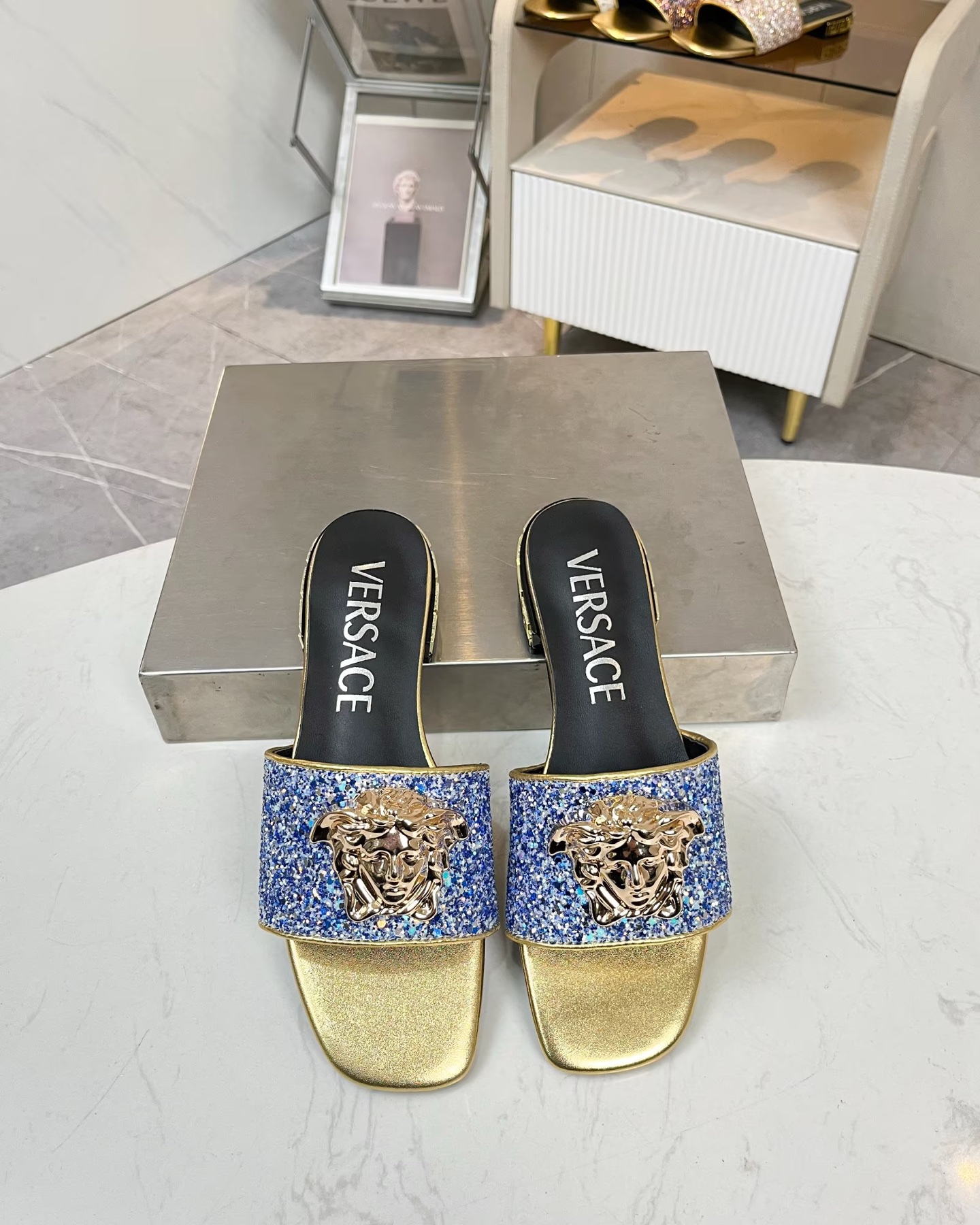 NO:232035,Size 35-42, Versace flat-soled flip-flops, high-quality fabric Gritte, sheepskin lining, sheepskin footbed, rubber outsole, 2cm heel, smooth flooring, convenient and comfortable., slippers, versace, slippers, sheepskin1986090935-42码, 范思哲平底一字拖鞋,面料优质格利特,羊皮内里,羊皮垫脚,橡胶大底,后跟2cm,着地感平稳,方便舒适.,拖鞋,versace,slippers,sheepskin,Women's Shoes