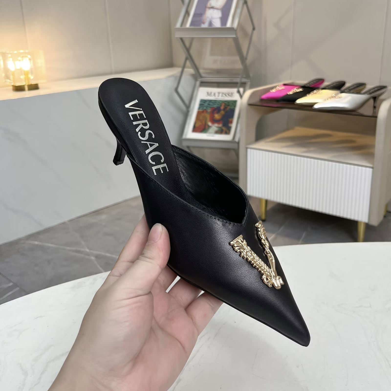 NO:262568,Size 35-42, Versace's new mules, fabric cowhide, inner footbed sheepskin, rubber outsole, short heels 6cm, high heels 9cm, high heels, sexy and luxurious., high heels, versace, high heels, cowhide, sheepskin1986090935-42码, 范思哲新款穆勒鞋,面料牛皮,内里垫脚羊皮,橡胶大底,矮跟6cm,高跟9cm,高调时尚,性感奢华.,高跟鞋,versace,high heels,cowhide,sheepskin,Women's Shoes