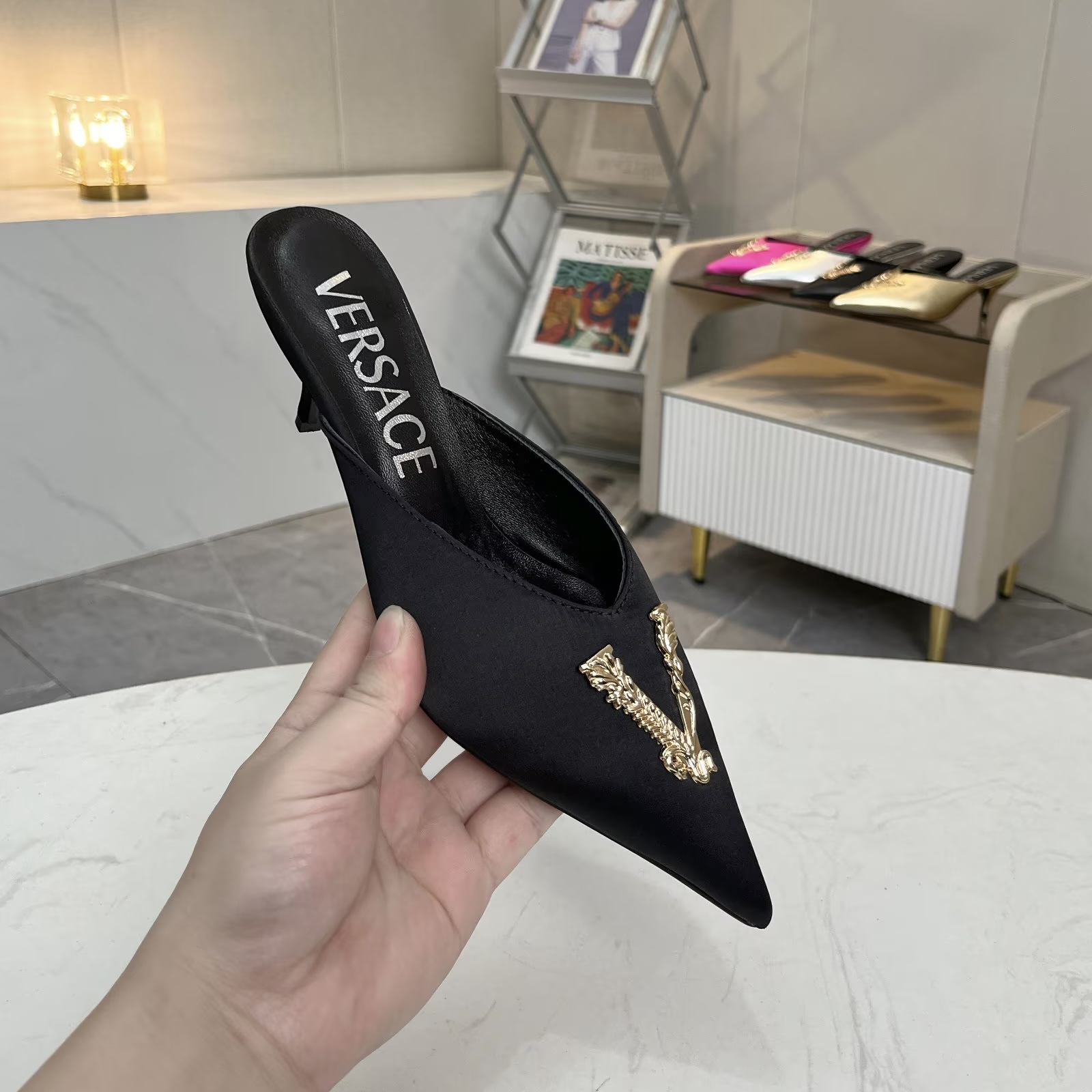 NO:262570,Size 35-42, Versace's new mules, silk fabric, inner footbed sheepskin, rubber outsole, short heels 6cm, high heels 9cm, high heels, sexy and luxurious., high heels, versace, high heels, sheepskin, real silk1986090935-42码, 范思哲新款穆勒鞋,真丝面料,内里垫脚羊皮,橡胶大底,矮跟6cm,高跟9cm,高调时尚,性感奢华.,高跟鞋,versace,high heels,sheepskin,real silk,Women's Shoes