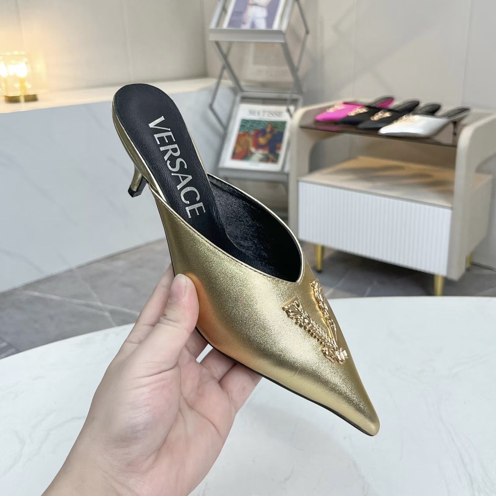 NO:262572,Size 35-42, Versace's new mules, fabric cowhide, inner footbed sheepskin, rubber outsole, short heels 6cm, high heels 9cm, high heels, sexy and luxurious., high heels, versace, high heels, cowhide, sheepskin1986090935-42码, 范思哲新款穆勒鞋,面料牛皮,内里垫脚羊皮,橡胶大底,矮跟6cm,高跟9cm,高调时尚,性感奢华.,高跟鞋,versace,high heels,cowhide,sheepskin,Women's Shoes