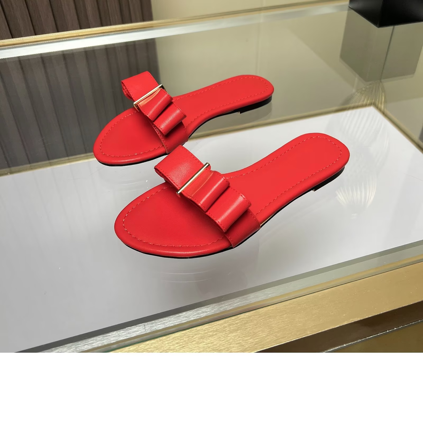 NO:266190,Size 35-43, CaroLina.herrera Carolina flat slippers, super comfortable and not tired, fabric cowhide, inner foot pad sheepskin, rubber outsole., slippers, slippers, cowhide, sheepskin1986090935-43码, CaroLina.herrera卡罗琳娜平底拖鞋 ,上脚超舒适不累脚,面料牛皮,内里垫脚羊皮,橡胶大底.,拖鞋,slippers,cowhide,sheepskin,Women's Shoes