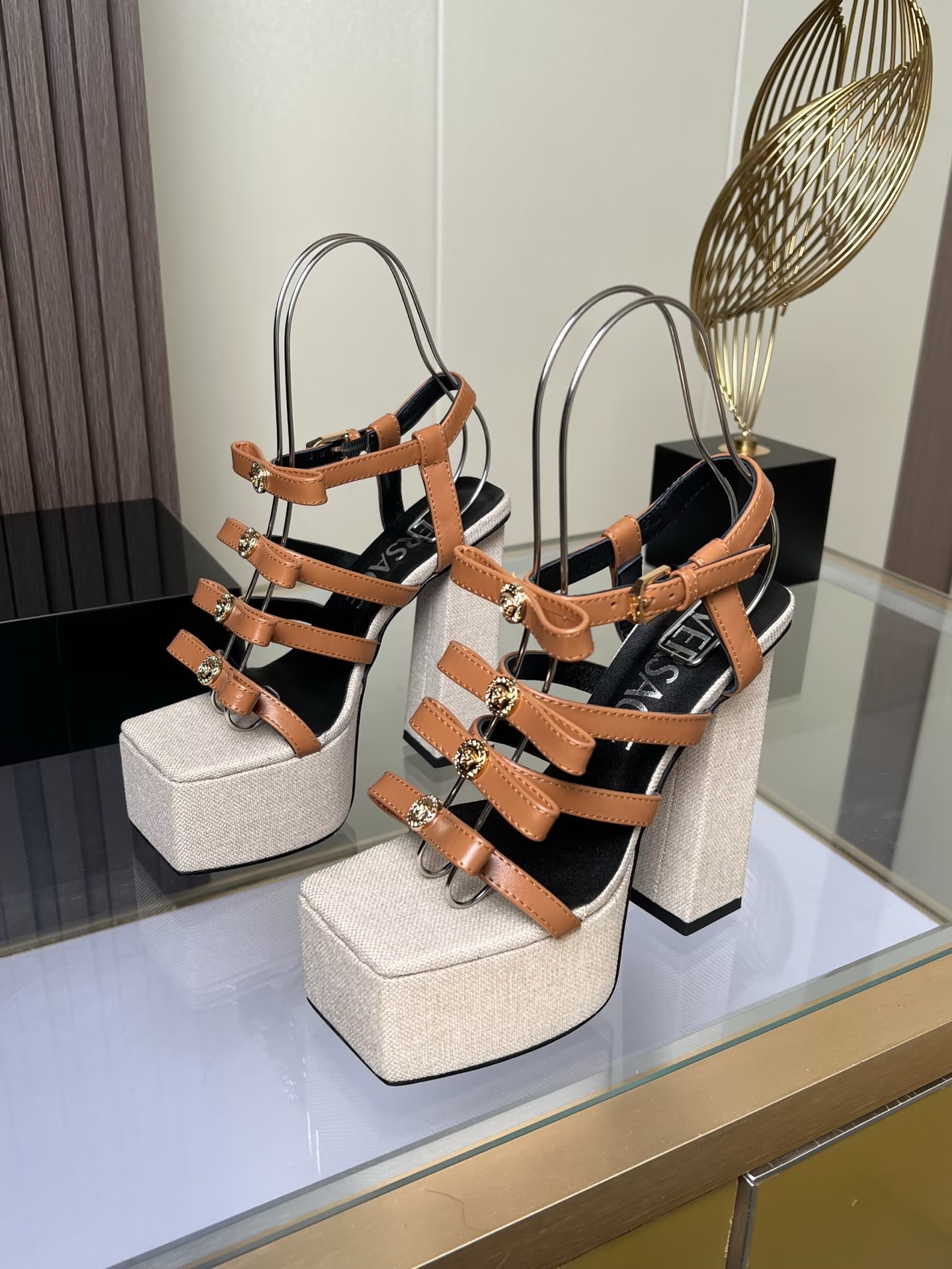 NO:413220,Size 35-42, Versace ultra-high heels shoes, fabric cowhide, sheepskin inner lining, sheepskin footbed, rubber sole, high quality linen heels, waterproof table, heel height 14cm, waterproof table height 5cm., high heels, versace, high heels, cowhide, sheepskin1986090935-42码, 范思哲超高跟鞋履,面料牛皮,羊皮内里、羊皮垫脚,橡胶大底,优质麻布包跟包水台,跟高14cm,防水台高5cm.,高跟鞋,versace,high heels,cowhide,sheepskin,Women's Shoes