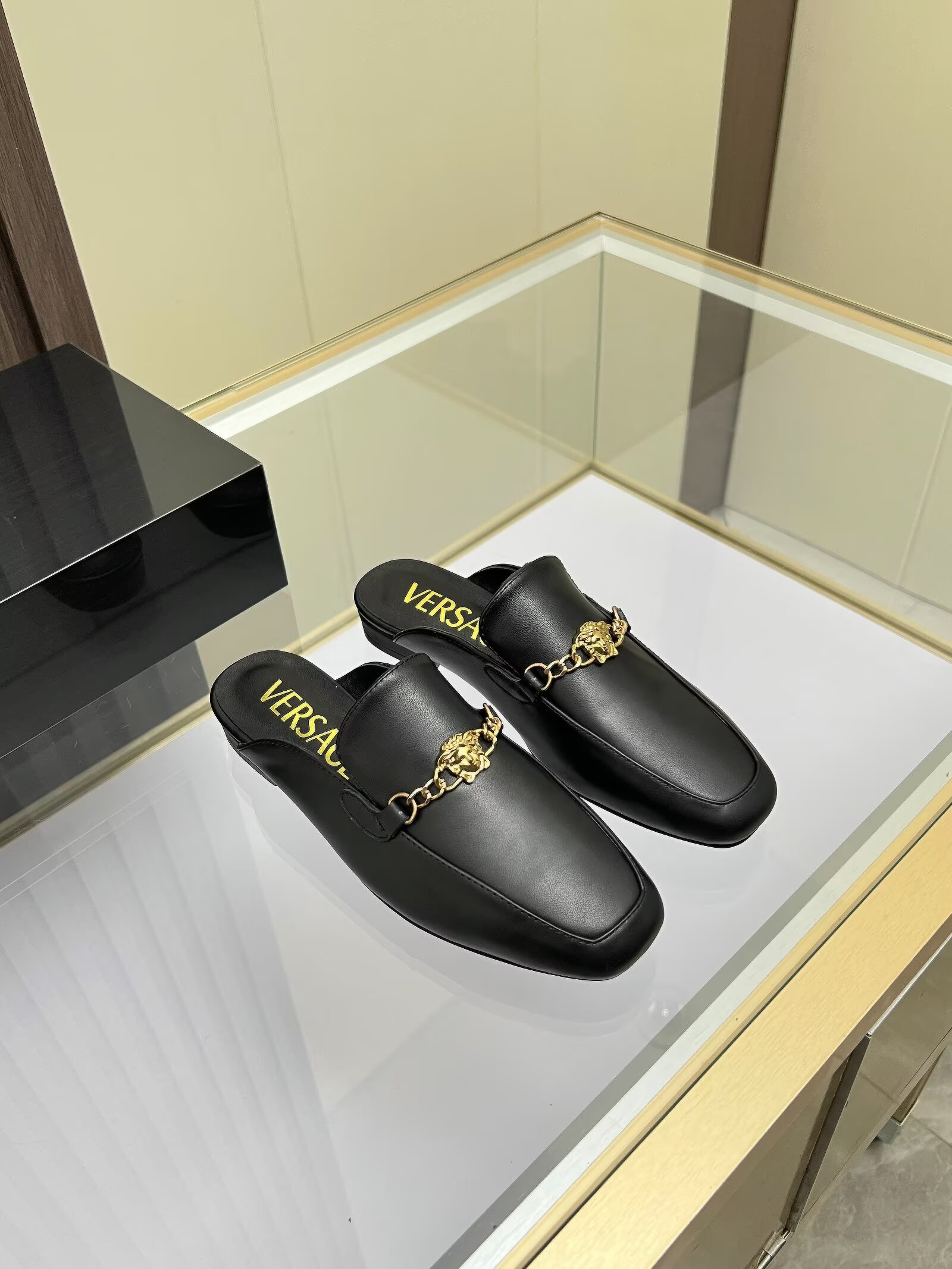 NO:761169,Sizes 35-42, Versace flat-soled half-back slippers, made of cowhide, sheepskin lining, 2cm rubber outsole, comfortable and not tiring., single shoes, versace, slippers, cowhide, sheepskin1986090935-42码, 范思哲平底后空半拖鞋,面料牛皮,内里垫脚羊皮,2cm橡胶大底,上脚舒适不累脚.,单鞋,versace,slippers,cowhide,sheepskin,Women's Shoes