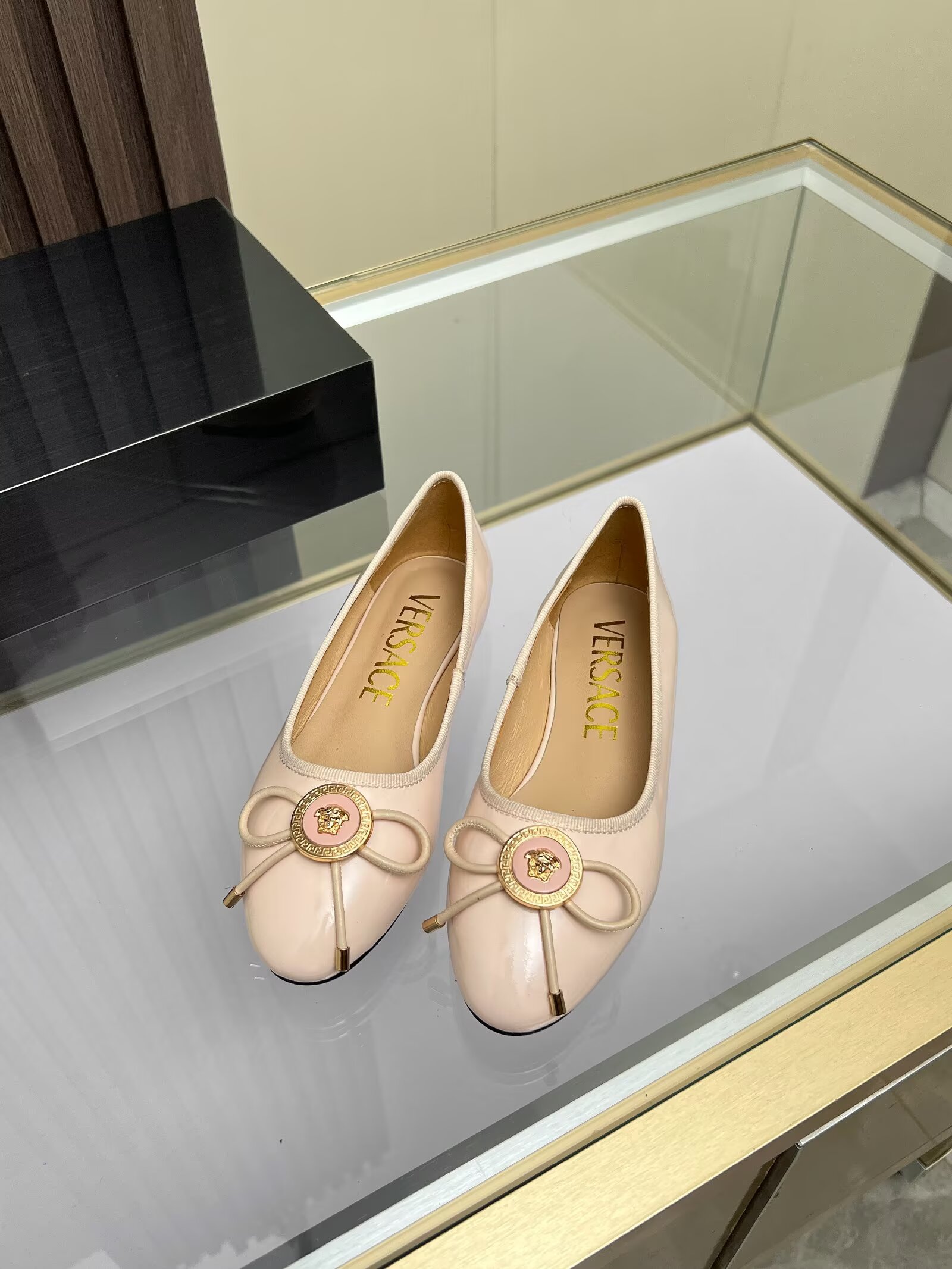 NO:761175,Size 35-42, Versace round toe shallow flat shoes, made of cowhide, sheepskin lining, rubber outsole, casual and comfortable, fashionable and versatile., shoes,versace,cowhide,sheepskin1986090935-42码, 范思哲圆头浅口平底单鞋,面料牛皮,内里垫脚羊皮,橡胶大底,休闲舒适,时尚百搭.,单鞋,versace,cowhide,sheepskin,Women's Shoes