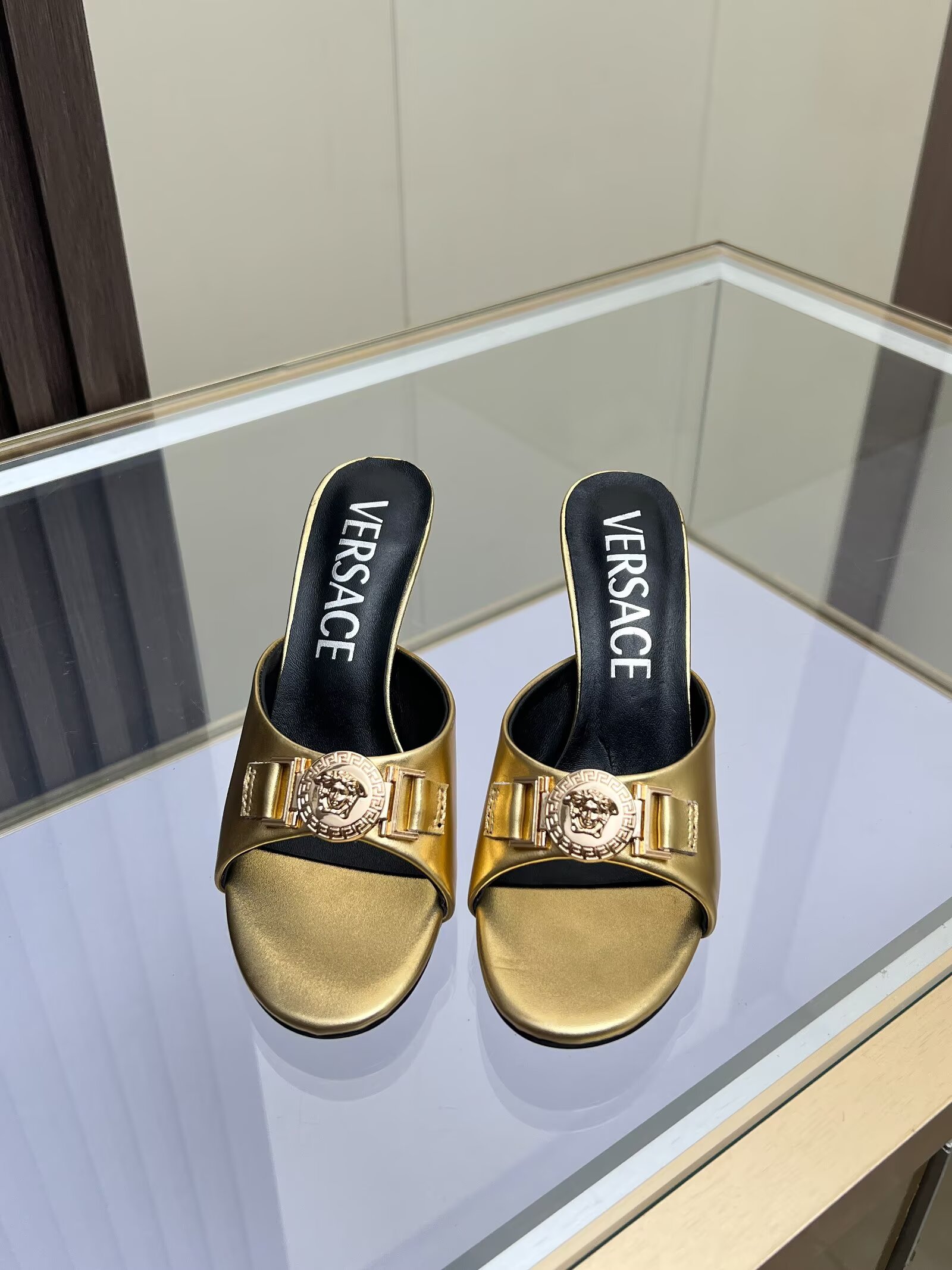 NO:929186,Size 35-42, Versace fashionable high-heeled sandals, made of cowhide, full sheepskin lining and foot padding, rubber outsole, heel height 8.5cm, slender and sexy, modifying leg lines, tall and charming., high heels, versace, high heels, slippers, cowhide, sheepskin1986090935-42码, 范思哲时尚高跟凉拖鞋,面料牛皮,内里垫脚包边全羊皮,橡胶大底,跟高8.5cm,纤细性感,修饰腿部线条,高挑迷人.,高跟鞋,versace,high heels,slippers,cowhide,sheepskin,Women's Shoes