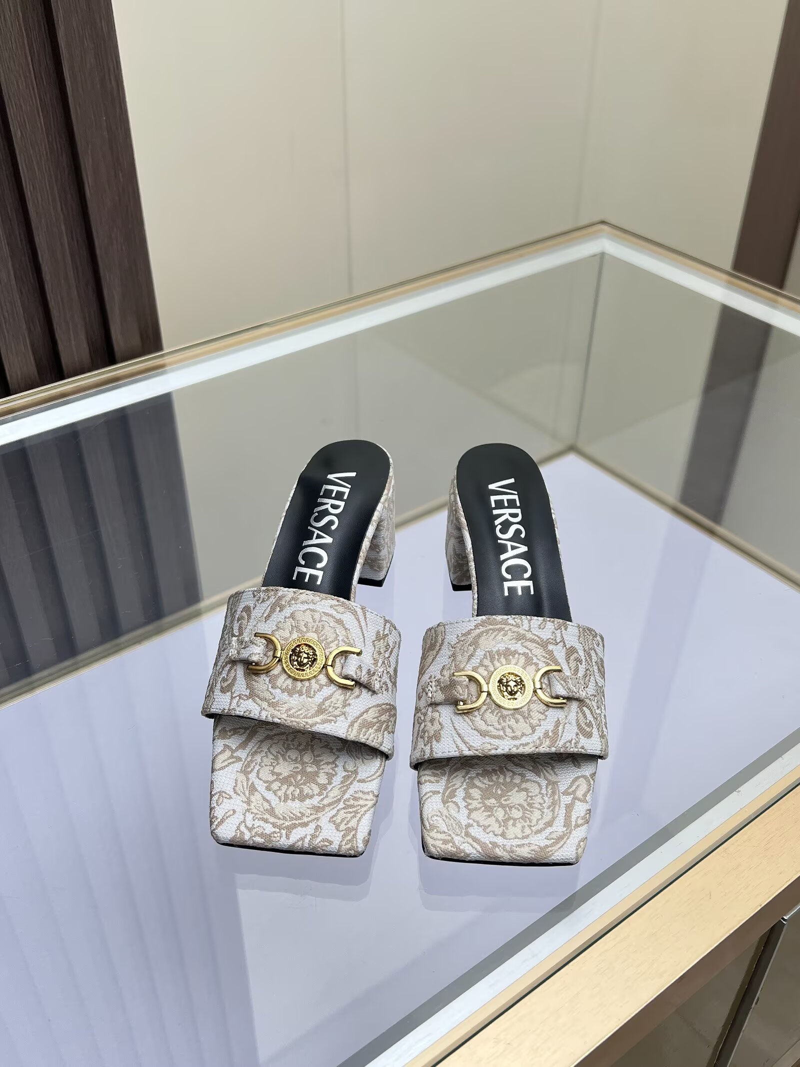 NO:929249,Size 35-42, Versace's new open-toe high-heeled mules, fabric with canvas jacquard pattern, sheepskin lining, rubber outsole, heel height 6cm, comfortable on the foot and convenient for walking., high heels, versace, high heels, sheepskin1986090935-42码, 范思哲新款露趾高跟穆勒鞋,面料帆布提花图案,内里垫脚羊皮,橡胶大底,跟高6cm,上脚舒适,行走便利.,高跟鞋,versace,high heels,sheepskin,Women's Shoes