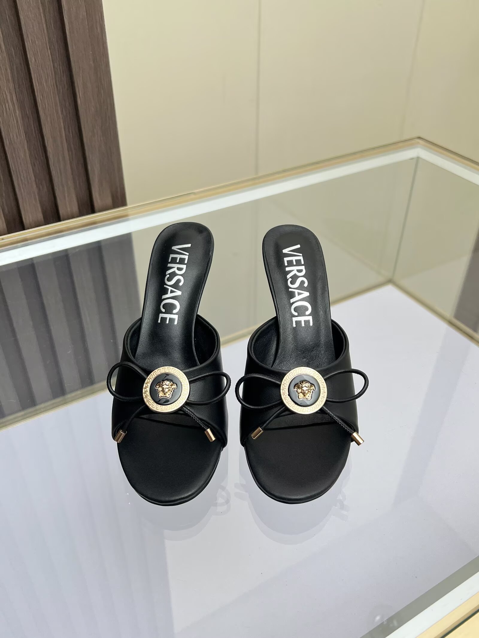 NO:929195,Size 35-42, Versace high-heeled bow sandals, cowhide material, full sheepskin lining and foot padding, rubber outsole, heel height 8.5cm, slender and sexy, modifying leg lines, tall and charming., high heels,versace,high heels,slippers,cowhide,sheepskin1986090935-42码, 范思哲高跟蝴蝶结凉拖鞋,面料牛皮,内里垫脚包边全羊皮,橡胶大底,跟高8.5cm,纤细性感,修饰腿部线条,高挑迷人.,高跟鞋,versace,high heels,slippers,cowhide,sheepskin,Women's Shoes