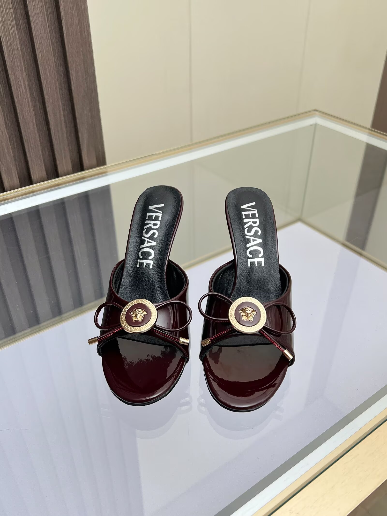 NO:929226,Size 35-42, Versace high-heeled bow sandals, made of cow patent leather, lining and foot-covering all sheepskin, rubber outsole, heel height 8.5cm, slender and sexy, modifying the leg line, tall and charming., high heels, versace, high heels, slippers, sheepskin1986090935-42码, 范思哲高跟蝴蝶结凉拖鞋,面料牛漆皮,内里垫脚包边全羊皮,橡胶大底,跟高8.5cm,纤细性感,修饰腿部线条,高挑迷人.,高跟鞋,versace,high heels,slippers,sheepskin,Women's Shoes
