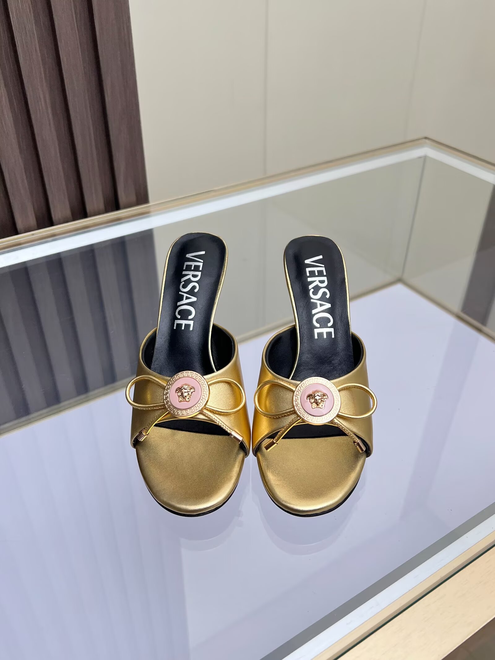 NO:929233,Size 35-42, Versace high-heeled bow sandals, cowhide material, full sheepskin lining and foot padding, rubber outsole, heel height 8.5cm, slender and sexy, modifying leg lines, tall and charming., high heels,versace,high heels,slippers,cowhide,sheepskin1986090935-42码, 范思哲高跟蝴蝶结凉拖鞋,面料牛皮,内里垫脚包边全羊皮,橡胶大底,跟高8.5cm,纤细性感,修饰腿部线条,高挑迷人.,高跟鞋,versace,high heels,slippers,cowhide,sheepskin,Women's Shoes