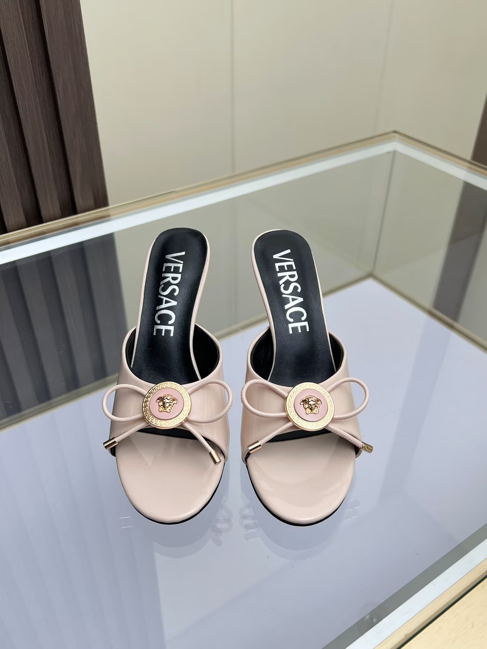 NO:929240,Size 35-42, Versace high-heeled bow sandals, made of cow patent leather, lining and foot-covering all sheepskin, rubber outsole, heel height 8.5cm, slender and sexy, modifying the leg line, tall and charming., high heels, versace, high heels, slippers, sheepskin1986090935-42码, 范思哲高跟蝴蝶结凉拖鞋,面料牛漆皮,内里垫脚包边全羊皮,橡胶大底,跟高8.5cm,纤细性感,修饰腿部线条,高挑迷人.,高跟鞋,versace,high heels,slippers,sheepskin,Women's Shoes