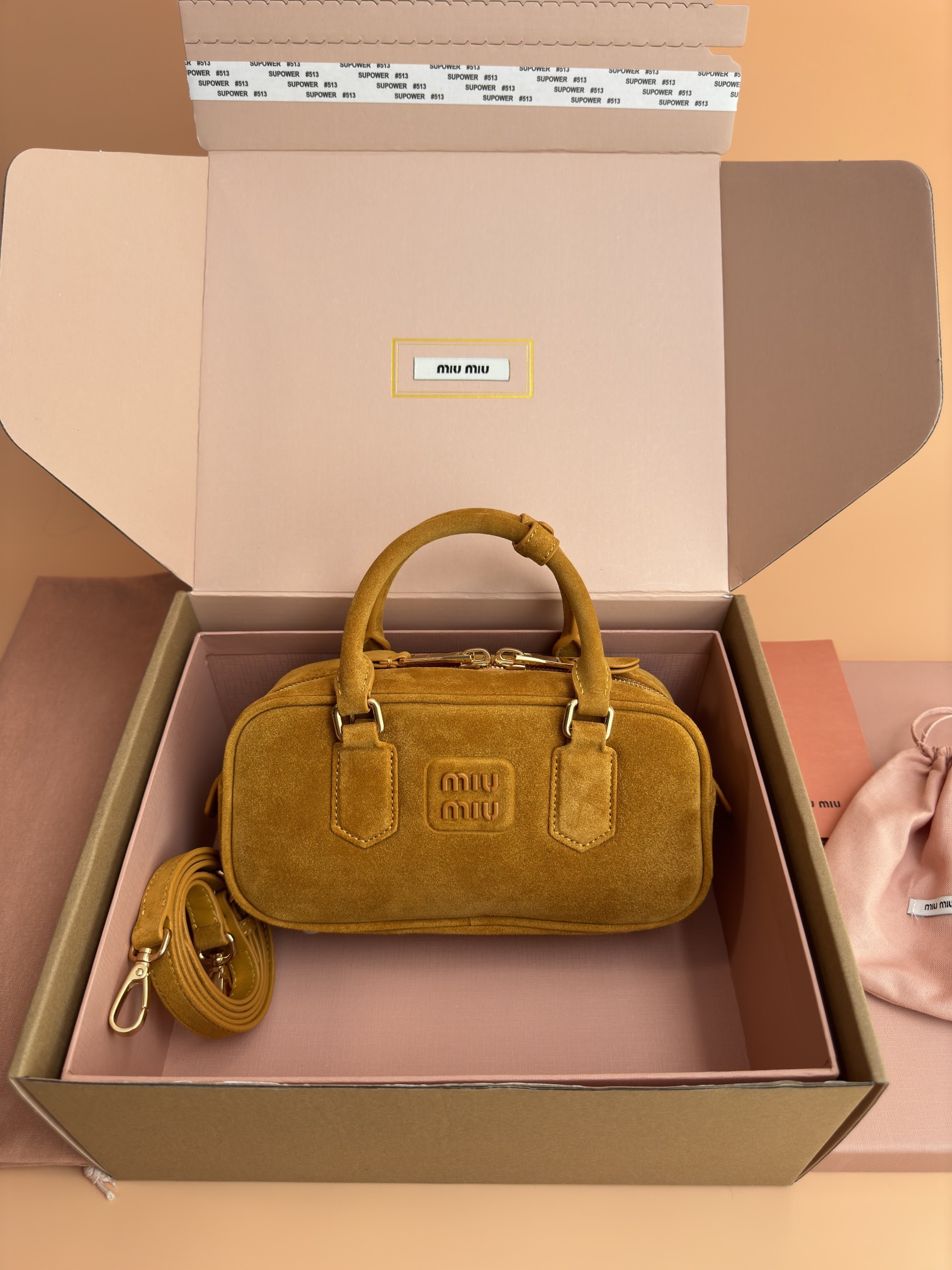 NO:184894,[Excellent hardware original leather] Arcadie suede leather small (22cm) bowling handbag/crossbody bag ~ frosted yellow This Arcadic suede handbag shows a unique concept. Instant fashion is a tool that reflects reality and translates into material form. The letter logo that complements the finish of metal hardware accessories is exquisitely made of extraordinary workmanship, showing a recognizable classic style. Dynamic and elegant lines are matched with adjustable and removable shoulder straps, presenting a practical and versatile design with modern charm. Size: W22×H10.5×D7.5cm Number_5BB142, special Miao Miao, satchels, crossbody bags, cowhide19860909【特级五金原厂皮】 Arcadie 绒面牛皮革小号(22cm)保龄球手提包/斜挎包～磨砂黄 这款Arcadic绒面手袋彰显独特的理念,即时装是对现实的反映转译为物质形态的工具.与金属五金配件的饰面相辉映的字母徽标,精致做工卓尔不凡,彰显极具辨识度的经典格调.动感优雅线条搭配可调式可拆卸肩带,呈现富有现代魅力的实用百搭设计. 尺寸:W22×H10.5×D7.5cm 編號_5BB142,特级缪缪,satchels,crossbody bags,cowhide,Bag