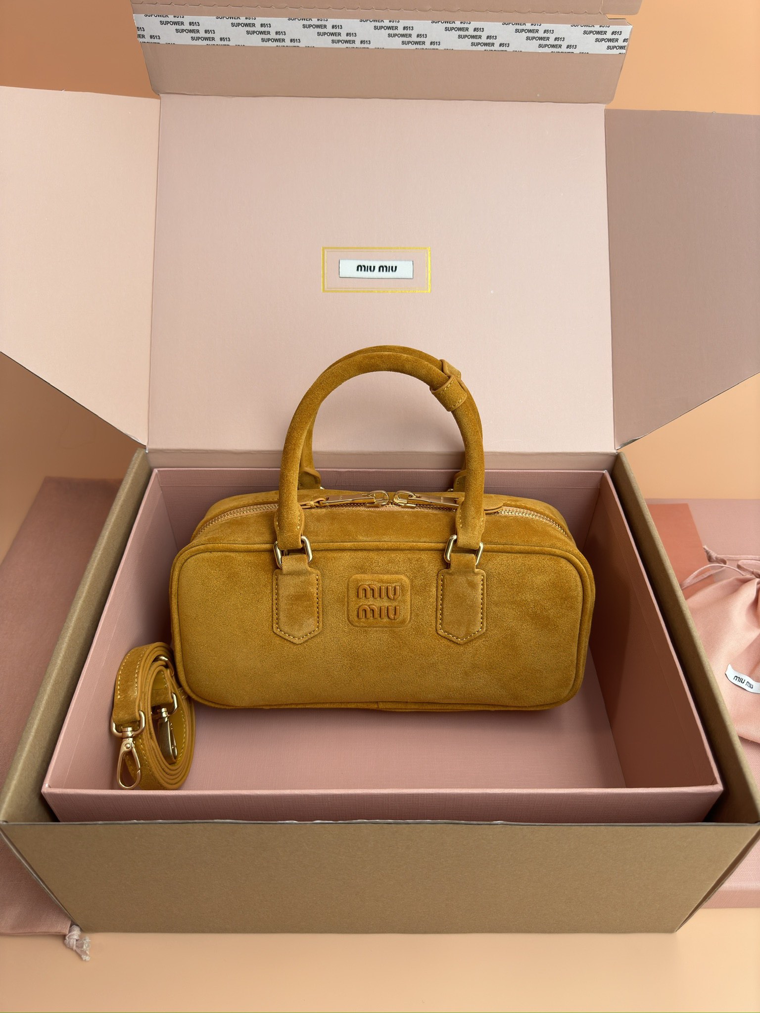 NO:184938,[Excellent hardware original leather] Arcadie suede leather medium (27cm) bowling handbag/crossbody bag ~ frosted yellow This Arcadic suede handbag shows a unique concept. Instant fashion is a tool that reflects reality and translates into material form. The letter logo that complements the finish of metal hardware accessories is exquisitely made of extraordinary workmanship and classic style. Dynamic and elegant lines are paired with adjustable and removable shoulder straps, presenting a practical and versatile design with modern charm. Size: W27×H12×D9cm Number_5BB, special Miao Miao, satchels, crossbody bags, cowhide19860909【特级五金原厂皮】 Arcadie 绒面牛皮革中号(27cm)保龄球手提包/斜挎包～磨砂黄 这款Arcadic绒面手袋彰显独特的理念,即时装是对现实的反映转译为物质形态的工具.与金属五金配件的饰面相辉映的字母徽标,精致做工卓尔不凡,彰显极具辨识度的经典格调.动感优雅线条搭配可调式可拆卸肩带,呈现富有现代魅力的实用百搭设计. 尺寸:W27×H12×D9cm 編號_5BB,特级缪缪,satchels,crossbody bags,cowhide,Bag