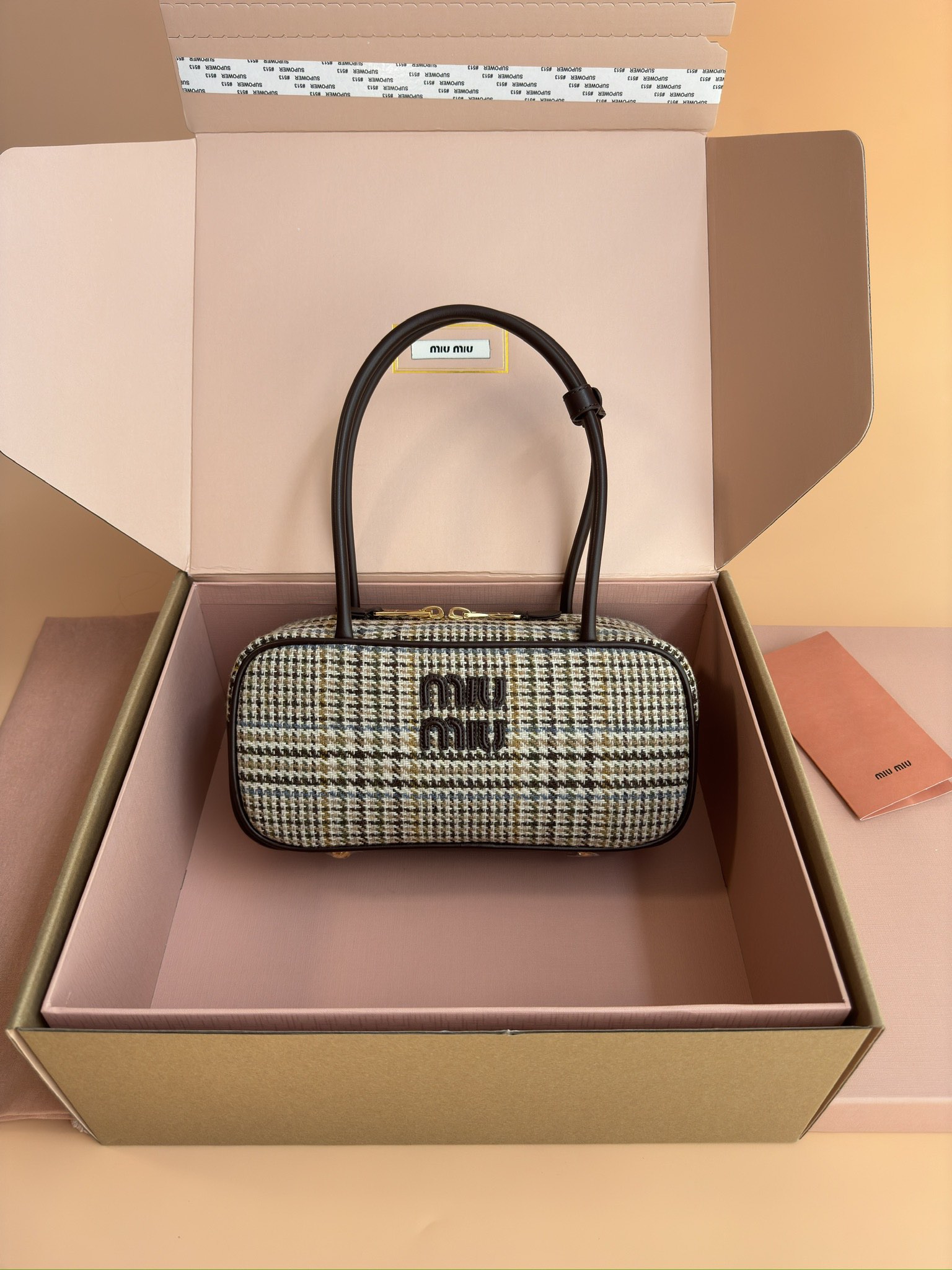 NO:184782,[Original leather of special hardware] Beau tartan and cowhide leather handbag~ Tote bag/shoulder bag~plaid heather wood color This Beau handbag has a timeless style, highlighting the essence of the season. It is made of tartan, with leather trim and gold hardware accessories, and the front is decorated with classic letter logo. Size W28×H15×D9cm No._5BB147, special Miao Miao, shoulder bags, cowhide19860909【特级五金原厂皮】 Beau格子呢与牛皮革手袋～手提包/单肩包～格子石南木色 这款Beau手袋风格隽永,彰显季节真髓,甄选格子呢制成,加入皮革饰边和金色五金配件,正面点缀经典字母徽标. 尺寸W28×H15×D9cm 編號_5BB147,特级缪缪,shoulder bags,cowhide,Bag