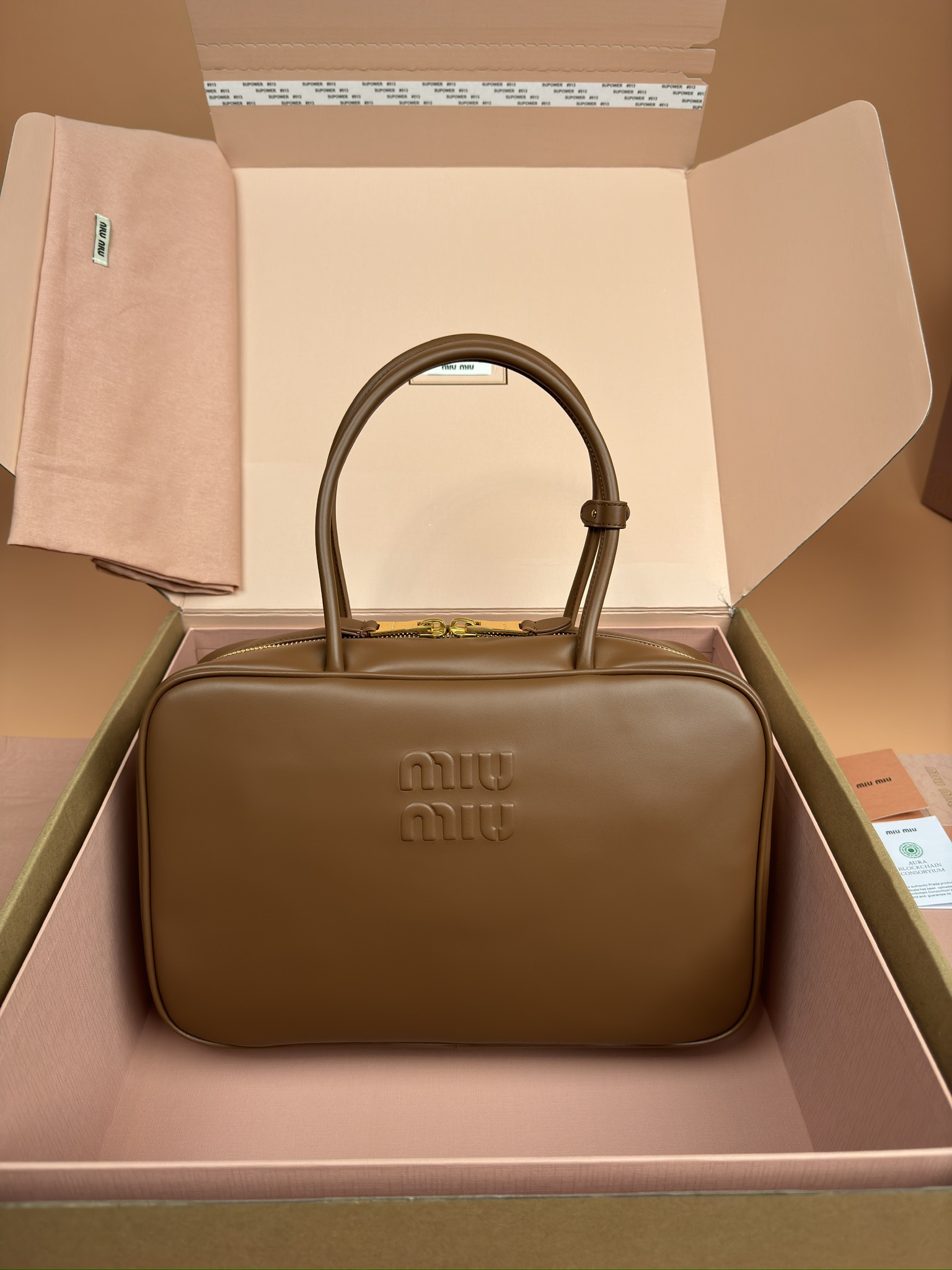 NO:184986,[Excellent hardware original leather] Beau cowhide leather handbag/shoulder bag ~ brown [New version of briefcase] This Beau handbag is made of soft and smooth cowhide leather, gold-plated hardware accessories and other exquisite details, and the embossed letter logo highlights the classic style. Size: W34×H23×D10cm Number_5BB117, special grade Miao Miao, shoulder bags, cowhide, gold plating19860909【特级五金原厂皮】 Beau牛皮革手提包/单肩包～棕色【新版公文包】 这款Beau手提包采用柔软光滑牛皮革,镀金色五金配件等精致细节格外出众,压花字母徽标彰显经典格调. 尺寸:W34×H23×D10cm 編號_5BB117,特级缪缪,shoulder bags,cowhide,gold plating,Bag