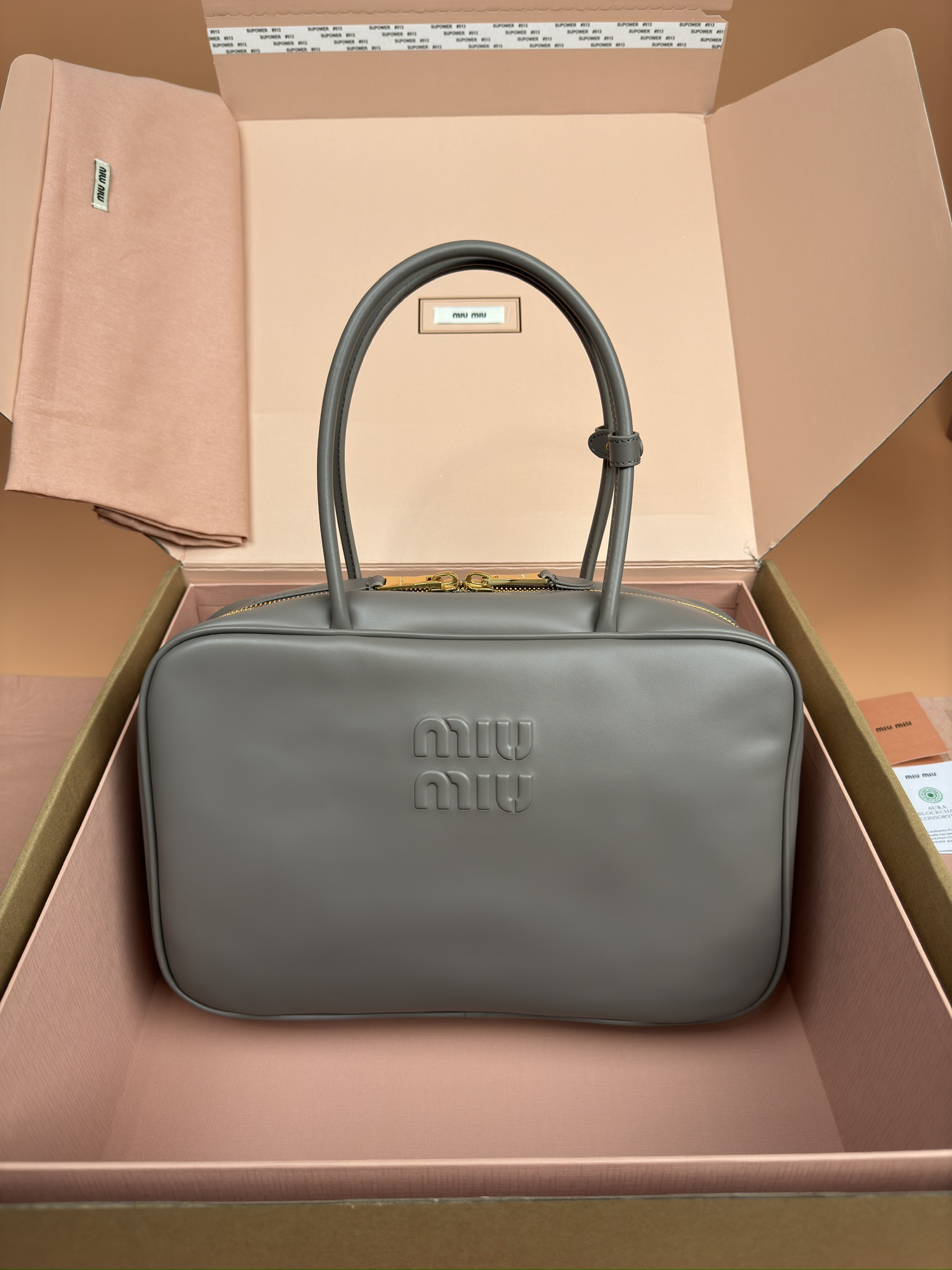 NO:184991,[Original leather of special hardware] Beau cowhide leather handbag/shoulder bag ~ mud gray [New version of briefcase] This Beau handbag is made of soft and smooth cowhide, gold-plated hardware accessories and other exquisite details, and the embossed letter logo highlights the classic style. Size: W34×H23×D10cm Number_5BB117, special Miao Miu, shoulder bags, cowhide, gold plating19860909【特级五金原厂皮】 Beau牛皮革手提包/单肩包～泥灰色【新版公文包】 这款Beau手提包采用柔软光滑牛皮革,镀金色五金配件等精致细节格外出众,压花字母徽标彰显经典格调. 尺寸:W34×H23×D10cm 編號_5BB117,特级缪缪,shoulder bags,cowhide,gold plating,Bag