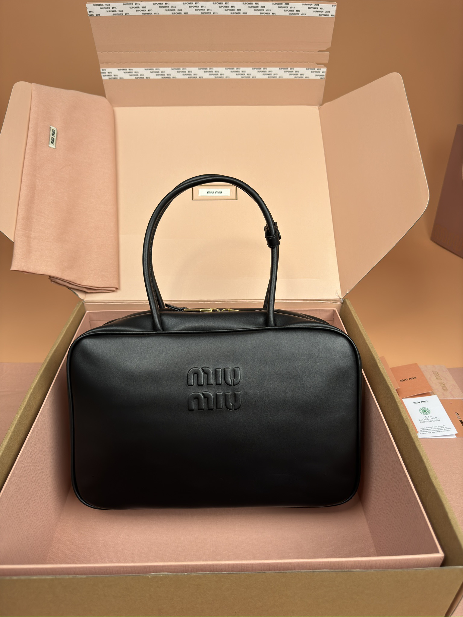 NO:184995,[Excellent hardware original leather] Beau cowhide leather handbag/shoulder bag ~ black [New version of briefcase] This Beau handbag is made of soft and smooth cowhide leather, gold-plated hardware accessories and other exquisite details, and the embossed letter logo highlights the classic style. Size: W34×H23×D10cm Number_5BB117, special grade Miao Miu, shoulder bags, cowhide, gold plating19860909【特级五金原厂皮】 Beau牛皮革手提包/单肩包～黑色【新版公文包】 这款Beau手提包采用柔软光滑牛皮革,镀金色五金配件等精致细节格外出众,压花字母徽标彰显经典格调. 尺寸:W34×H23×D10cm 編號_5BB117,特级缪缪,shoulder bags,cowhide,gold plating,Bag