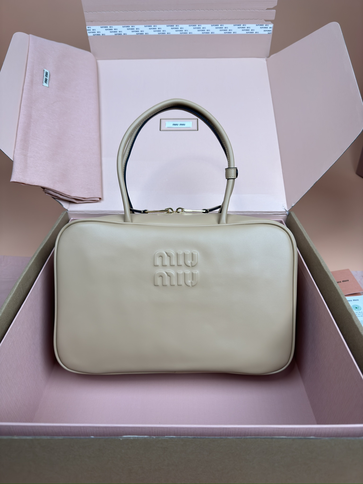 NO:184954,[Excellent hardware original leather] Beau cowhide leather handbag/shoulder bag~Rice apricot color [New version of briefcase] This Beau handbag is made of soft and smooth cowhide, gold-plated hardware accessories and other exquisite details, and the embossed letter logo highlights the classic style. Size: W34×H23×D10cm Number_5BB117, special grade Miao Miao, shoulder bags, cowhide, gold plating19860909【特级五金原厂皮】 Beau牛皮革手提包/单肩包～米杏色【新版公文包】 这款Beau手提包采用柔软光滑牛皮革,镀金色五金配件等精致细节格外出众,压花字母徽标彰显经典格调. 尺寸:W34×H23×D10cm 編號_5BB117,特级缪缪,shoulder bags,cowhide,gold plating,Bag