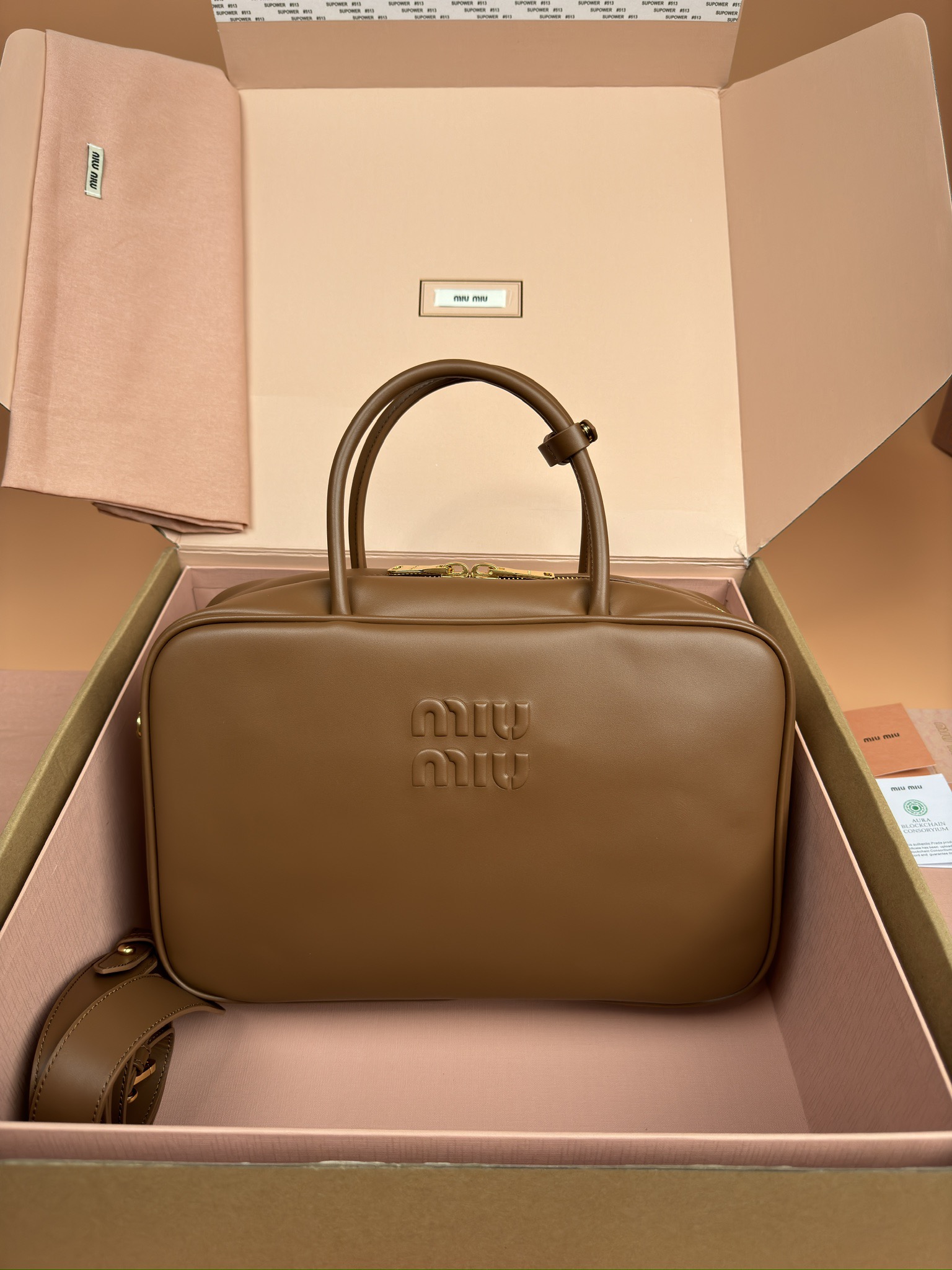 NO:184959,[Excellent hardware original leather] Beau cowhide leather handbag/shoulder bag ~ brown [classic version of handbag with crossbody with briefcase] This Beau handbag is made of soft and smooth cowhide leather, gold-plated hardware accessories and other exquisite details, and the embossed letter logo highlights the classic style. Size: W34×H23×D10cm No._5BB117, special Miao Miu, shoulder bags, cowhide, gold plating19860909【特级五金原厂皮】 Beau牛皮革手提包/单肩包～棕色【经典版本手提带斜挎带公文包】 这款Beau手提包采用柔软光滑牛皮革,镀金色五金配件等精致细节格外出众,压花字母徽标彰显经典格调. 尺寸:W34×H23×D10cm 編號_5BB117,特级缪缪,shoulder bags,cowhide,gold plating,Bag