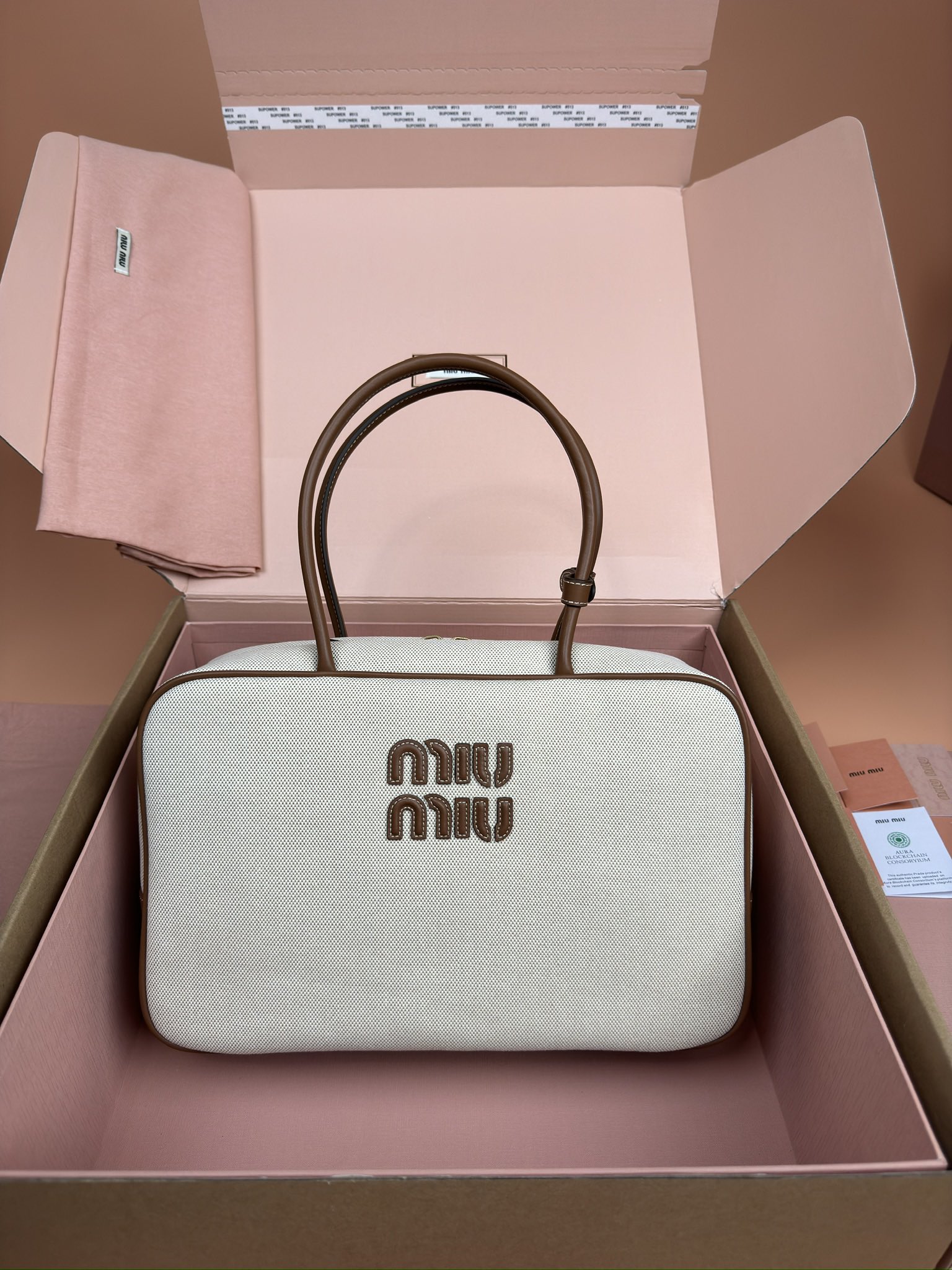 NO:184979,[Excellent hardware original leather] Beau canvas handbag/shoulder bag ~ white cloth [New version of briefcase] This Beau handbag is intertwined with contrasting materials and colors, highlighting its unique design characteristics. The exquisite details such as gold-plated hardware accessories are outstanding, and the embossed letter logo highlights the classic style. Size: W34×H23×D10cm Number_5BB117, special grade Miao Miu, shoulder bags, gold plating19860909【特级五金原厂皮】 Beau帆布手提包/单肩包～白布【新版公文包】 这款Beau手袋以对比鲜明的材料和颜色相互交织,彰显出其独特的设计特色.镀金色五金配件等精致细节格外出众,压花字母徽标彰显经典格调. 尺寸:W34×H23×D10cm 編號_5BB117,特级缪缪,shoulder bags,gold plating,Bag