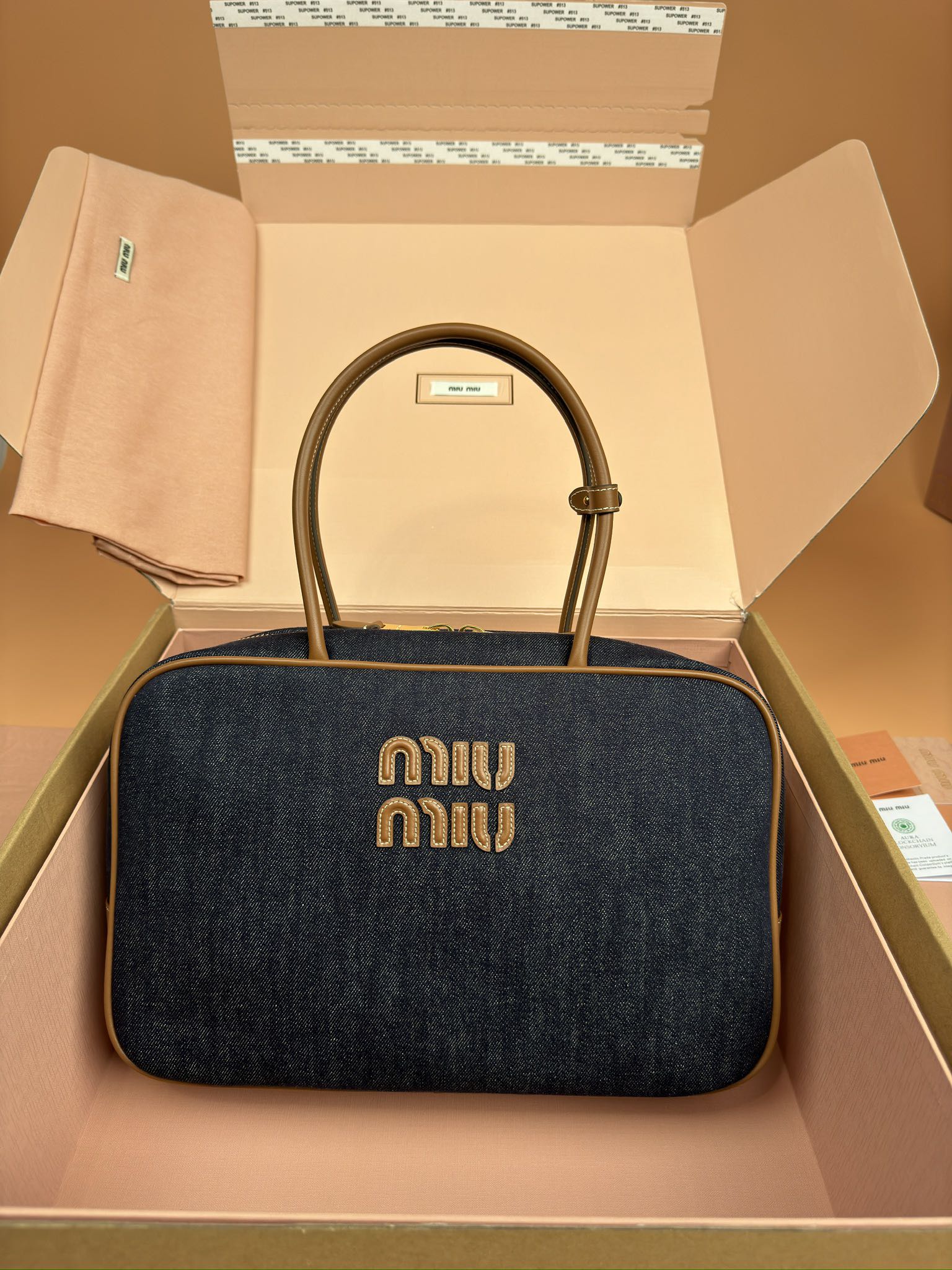 NO:184984,[Excellent hardware original leather] Beau denim handbag/shoulder bag ~ denim blue cloth [new version of briefcase] This Beau denim handbag is intertwined with contrasting materials and colors, highlighting its unique design characteristics. The exquisite details such as gold-plated hardware accessories are outstanding, and the embossed letter logo highlights the classic style. Size: W34×H23×D10cm No._5BB117, special grade Miao Miu, shoulder bags, gold plating19860909【特级五金原厂皮】 Beau丹宁手提包/单肩包～牛仔蓝布【新版公文包】 这款Beau丹宁手袋以对比鲜明的材料和颜色相互交织,彰显出其独特的设计特色.镀金色五金配件等精致细节格外出众,压花字母徽标彰显经典格调. 尺寸:W34×H23×D10cm 編號_5BB117,特级缪缪,shoulder bags,gold plating,Bag