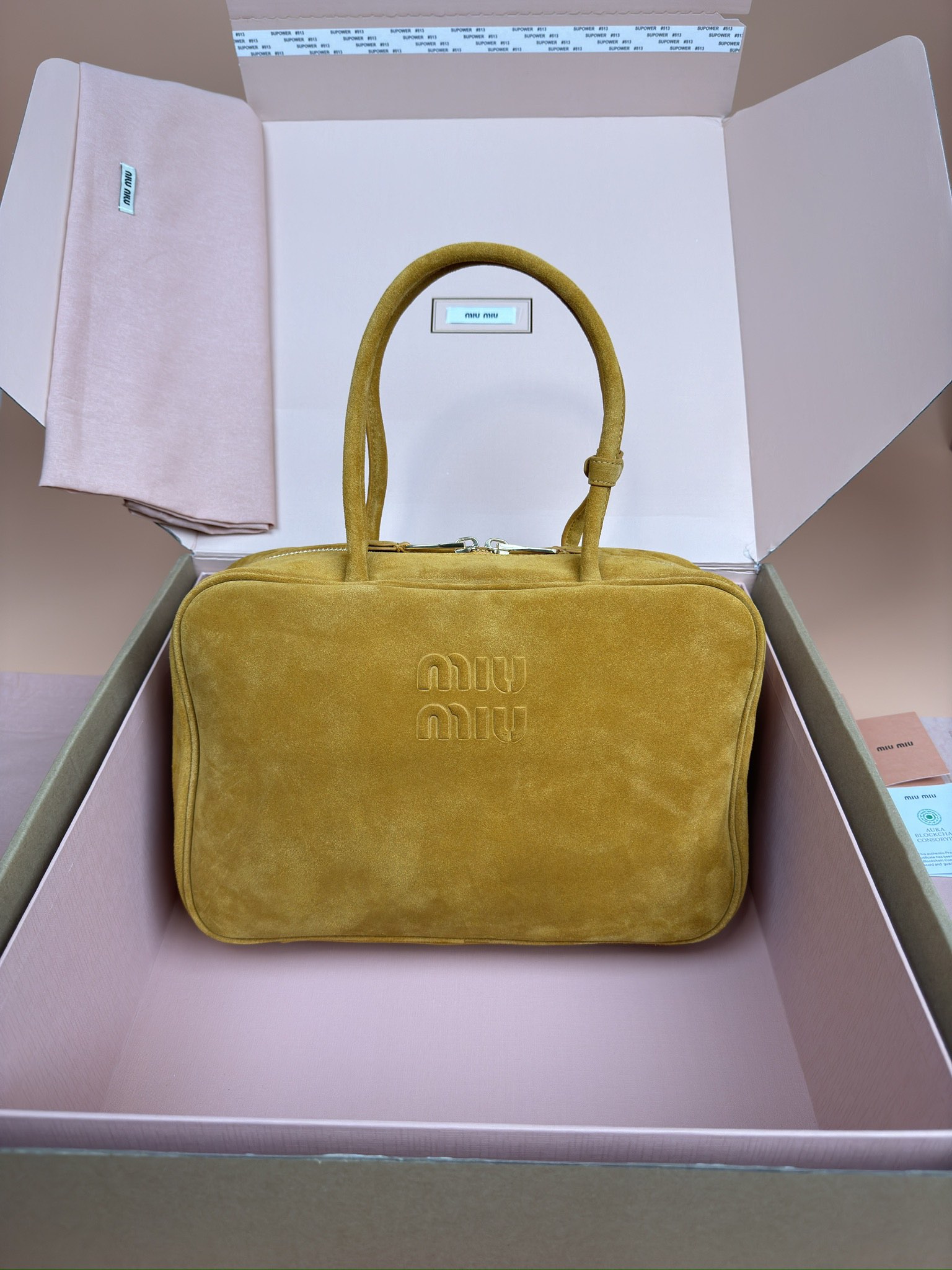 NO:184993,[Excellent hardware original leather] Beau suede cowhide leather handbag ~ frosted whiskey [New version of briefcase] This Beau handbag uses soft touch and velvet texture and other details. The exquisite details such as gold-plated hardware accessories are outstanding, and the embossed letter logo highlights the classic style. Size: W34×H23×D10cm No._5BB117, special grade Miao Miao, cowhide, gold plating19860909【特级五金原厂皮】 Beau绒面牛皮革手袋～磨砂威士忌【新版公文包】 这款Beau手提包采用柔软触感以及天鹅绒质感般的材质等细节.镀金色五金配件等精致细节格外出众,压花字母徽标彰显经典格调. 尺寸:W34×H23×D10cm 編號_5BB117,特级缪缪,cowhide,gold plating,Bag