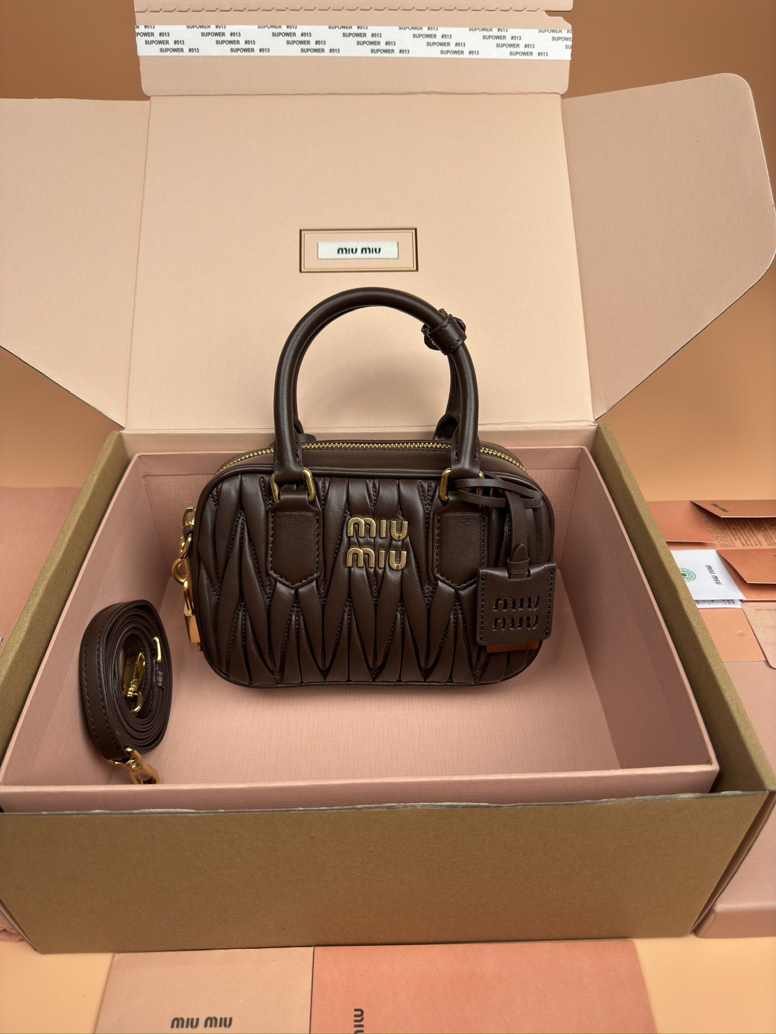 NO:185017,[Excellent hardware original leather] Arcadie Matelasse sheepskin small (19cm) bowling handbag/crossbody bag ~ heatherwood sheepskin This handbag adopts Matelasse craftsmanship, with three-dimensional texture and exquisite texture bringing a new interpretation of the classic silhouette. The front letter logo is cleverly echoes the metal hardware, and the exquisite workmanship is extraordinary, showing a recognizable classic style. Dynamic and elegant lines are paired with adjustable and removable shoulder straps, presenting a practical and versatile design with modern charm. ~ removable adjustable shoulder straps ~ Zipper closure ~ Lined, with 2 patch pockets ~ with foot nails Size: W19×H13×D6cm Number_5BB123, special Miao Miao, satchels, crossbody bags, sheepskin19860909【特级五金原厂皮】 Arcadie Matelasse羊皮革小号(19cm)保龄球手提包/斜挎包～石南木色羊皮 这款手提包采用Matelasse工艺,立体纹理与精致质感为经典廓形带来全新演绎.正面字母徽标与金属五金件巧妙呼应,精致做工卓尔不凡,彰显极具辨识度的经典格调.动感优雅线条搭配可调式可拆卸肩带,呈现富有现代魅力的实用百搭设计. ～可拆卸可调式肩带 ～拉链开合 ～带衬里,配2个贴袋 ～带有脚钉 尺寸:W19×H13×D6cm 編號_5BB123,特级缪缪,satchels,crossbody bags,sheepskin,Bag