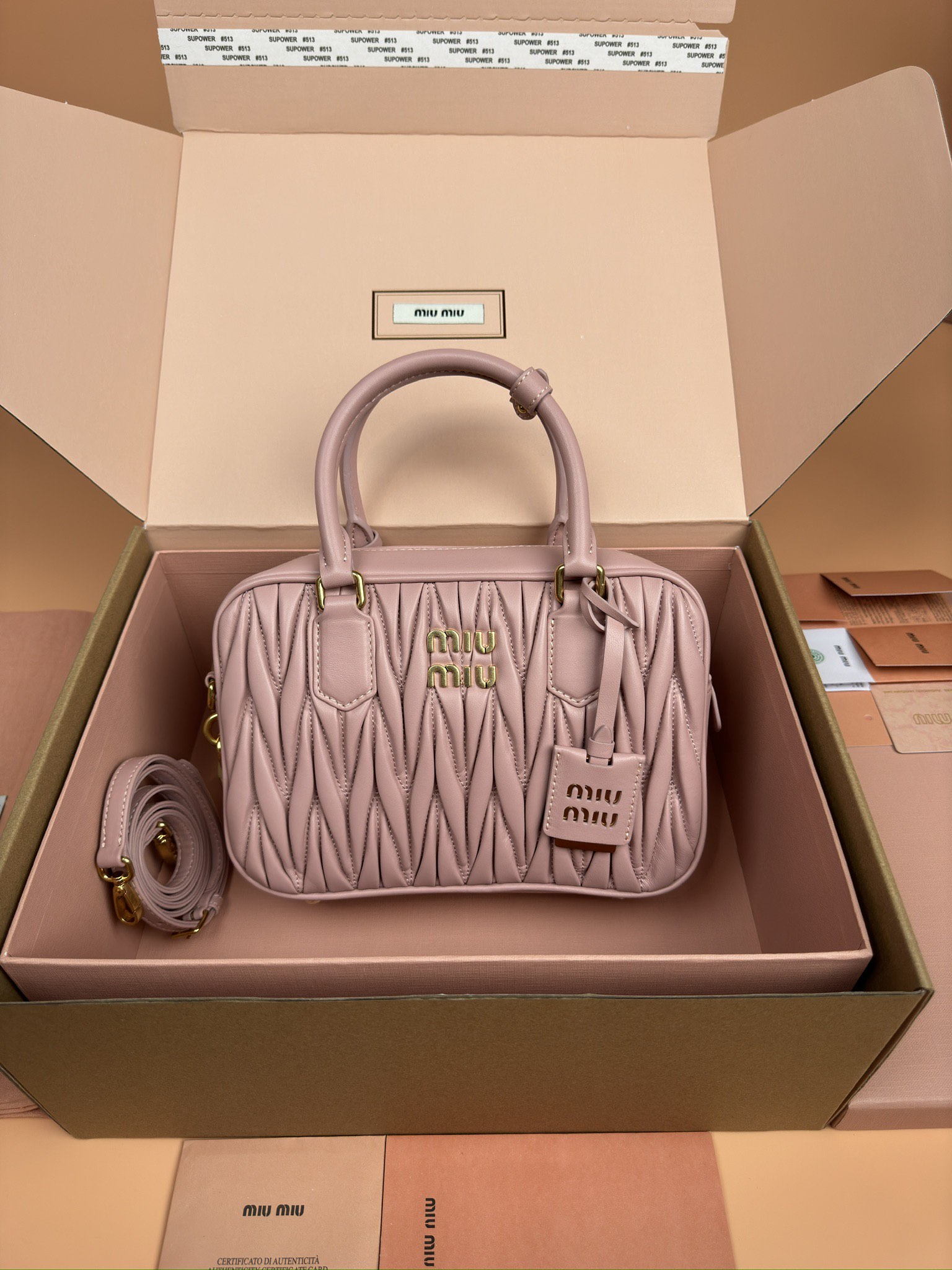 NO:184928,[Original leather of special hardware] Arcadie Matelasse sheepskin medium bowling handbag/crossbody bag~light pink sheepskin This handbag uses Matelasse craftsmanship, with three-dimensional texture and exquisite texture bringing a new interpretation of the classic silhouette. The front letter logo is cleverly echoes the metal hardware, and the exquisite workmanship is extraordinary, showing a recognizable classic style. Dynamic and elegant lines are paired with adjustable and removable shoulder straps, presenting a practical and versatile design with modern charm. ~ Removable and adjustable shoulder straps ~ Zipper closure ~ Lined, with 2 patch pockets ~ With foot nails Size: W24×H17×D7.5cm Number_5BB124, special Miaomiao, satchels, crossbody bags, sheepskin19860909【特级五金原厂皮】 Arcadie Matelasse羊皮革中号保龄球手提包/斜挎包～浅粉羊皮 这款手提包采用Matelasse工艺,立体纹理与精致质感为经典廓形带来全新演绎.正面字母徽标与金属五金件巧妙呼应,精致做工卓尔不凡,彰显极具辨识度的经典格调.动感优雅线条搭配可调式可拆卸肩带,呈现富有现代魅力的实用百搭设计. ～可拆卸可调式肩带 ～拉链开合 ～带衬里,配2个贴袋 ～带有脚钉 尺寸: W24×H17×D7.5cm 編號_5BB124,特级缪缪,satchels,crossbody bags,sheepskin,Bag