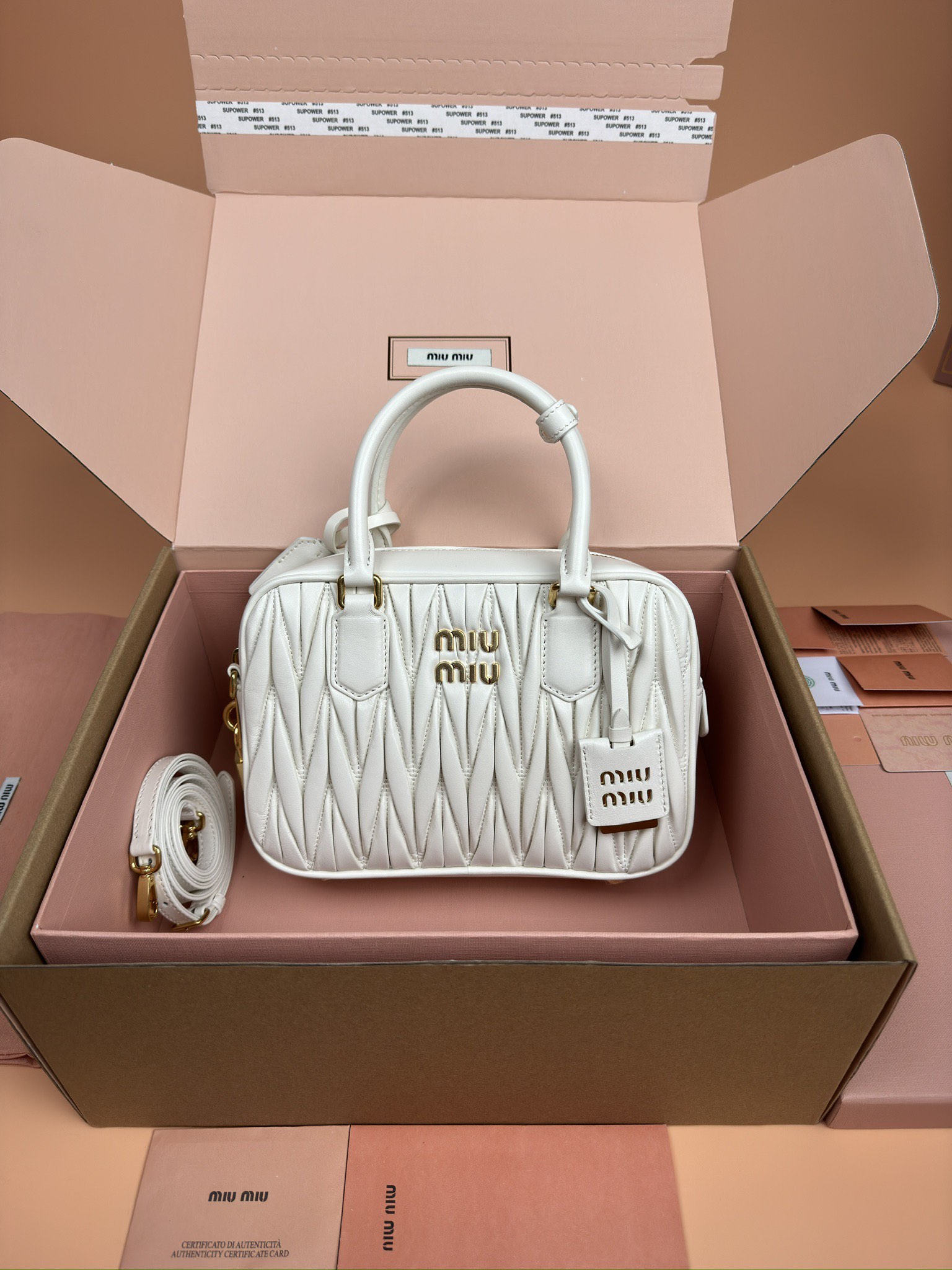 NO:184923,[Original leather of special hardware] Arcadie Matelasse sheepskin medium bowling handbag/crossbody bag ~ white sheepskin This handbag adopts Matelasse craftsmanship, with three-dimensional texture and exquisite texture bringing a new interpretation of the classic silhouette. The front letter logo is cleverly echoes the metal hardware, and the exquisite workmanship is extraordinary, showing a recognizable classic style. Dynamic and elegant lines are paired with adjustable and removable shoulder straps, presenting a practical and versatile design with modern charm. ~ Removable and adjustable shoulder straps ~ Zipper closure ~ Lined, with 2 patch pockets ~ With foot nails Size: W24×H17×D7.5cm Number_5BB124, special Miaomiao, satchels, crossbody bags, sheepskin19860909【特级五金原厂皮】 Arcadie Matelasse羊皮革中号保龄球手提包/斜挎包～白色羊皮 这款手提包采用Matelasse工艺,立体纹理与精致质感为经典廓形带来全新演绎.正面字母徽标与金属五金件巧妙呼应,精致做工卓尔不凡,彰显极具辨识度的经典格调.动感优雅线条搭配可调式可拆卸肩带,呈现富有现代魅力的实用百搭设计. ～可拆卸可调式肩带 ～拉链开合 ～带衬里,配2个贴袋 ～带有脚钉 尺寸: W24×H17×D7.5cm 編號_5BB124,特级缪缪,satchels,crossbody bags,sheepskin,Bag