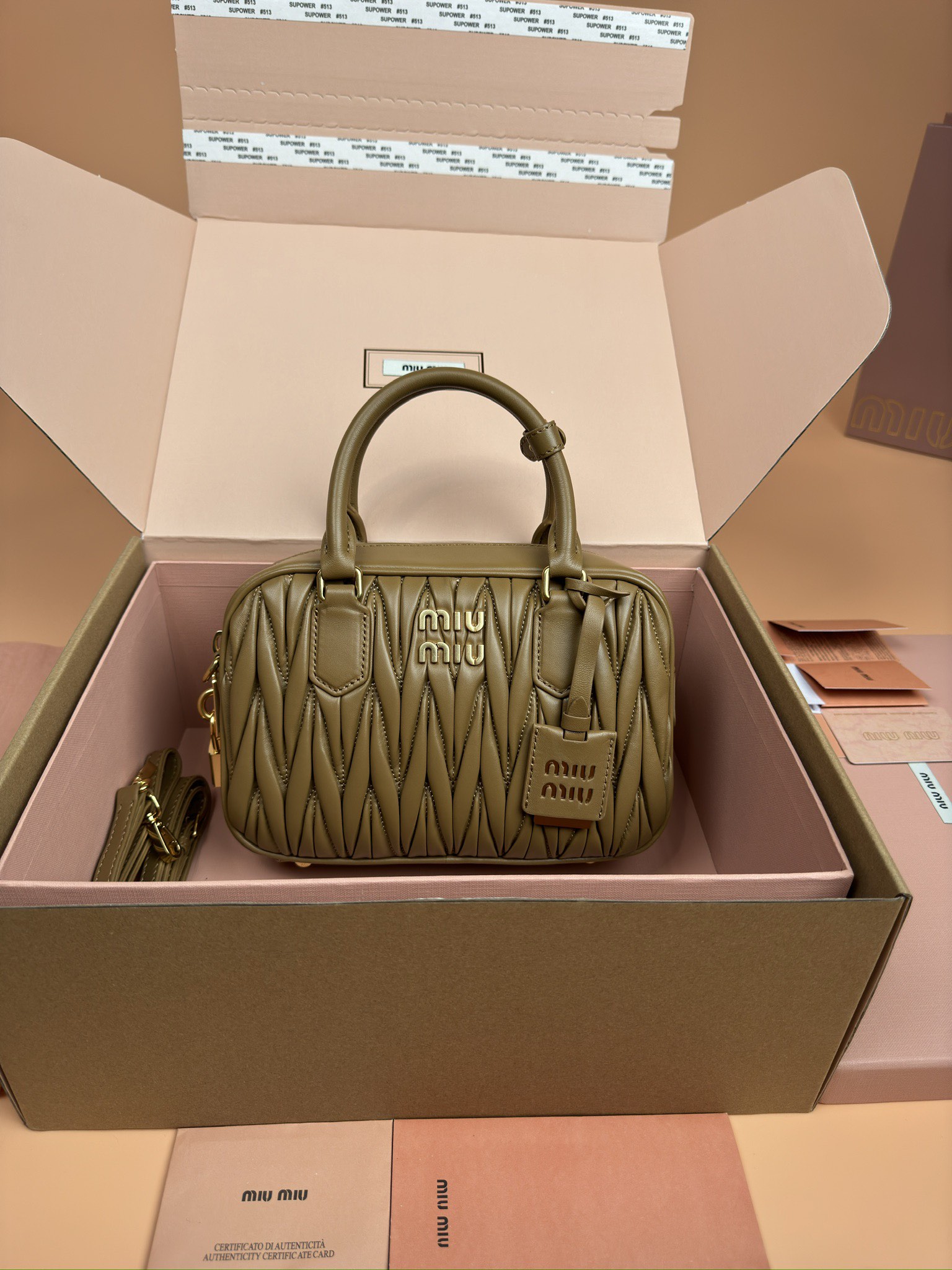 NO:184918,[Original leather of special hardware] Arcadie Matelasse sheepskin medium bowling handbag/crossbody bag ~ Brown sheepskin This handbag uses Matelasse craftsmanship, with three-dimensional texture and exquisite texture bringing a new interpretation of the classic silhouette. The front letter logo is cleverly echoes the metal hardware, and the exquisite workmanship is extraordinary, showing a recognizable classic style. Dynamic and elegant lines are paired with adjustable and removable shoulder straps, presenting a practical and versatile design with modern charm. ~ Removable and adjustable shoulder straps ~ Zipper closure ~ Lined, with 2 patch pockets ~ With foot nails Size: W24×H17×D7.5cm Number_5BB124, special Miaomiao, satchels, crossbody bags, sheepskin19860909【特级五金原厂皮】 Arcadie Matelasse羊皮革中号保龄球手提包/斜挎包～棕色羊皮 这款手提包采用Matelasse工艺,立体纹理与精致质感为经典廓形带来全新演绎.正面字母徽标与金属五金件巧妙呼应,精致做工卓尔不凡,彰显极具辨识度的经典格调.动感优雅线条搭配可调式可拆卸肩带,呈现富有现代魅力的实用百搭设计. ～可拆卸可调式肩带 ～拉链开合 ～带衬里,配2个贴袋 ～带有脚钉 尺寸: W24×H17×D7.5cm 編號_5BB124,特级缪缪,satchels,crossbody bags,sheepskin,Bag