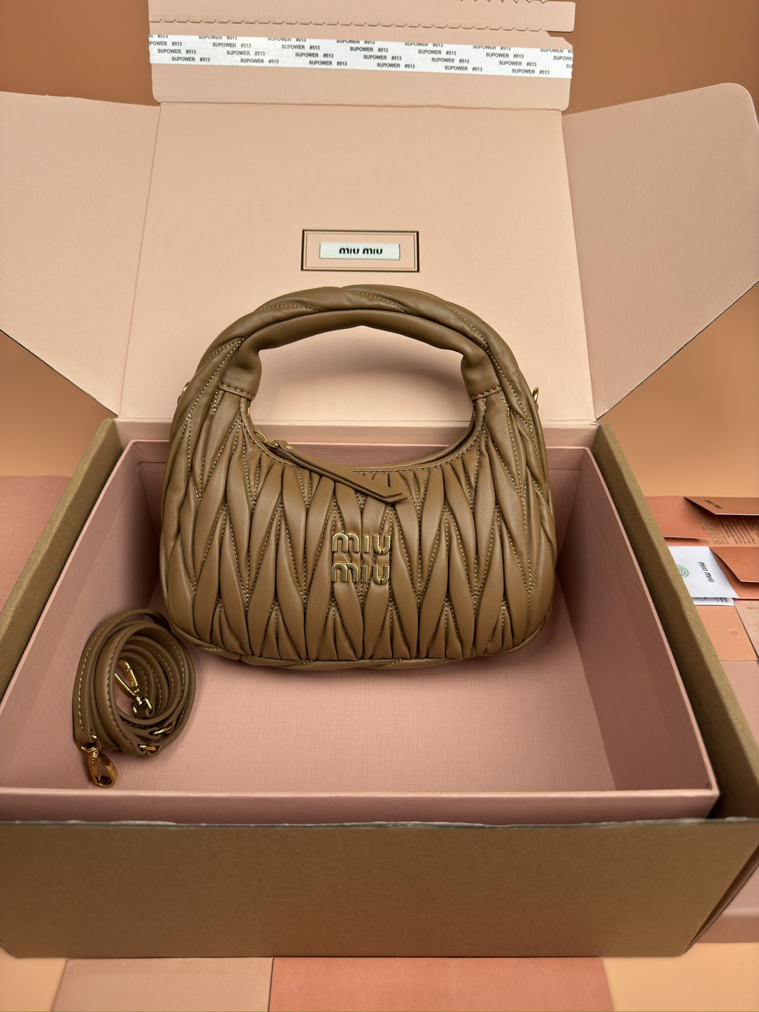 NO:184921,[Original leather of special hardware] Wander Matelasse sheep leather Hobo handbag/crossbody bag ~ 20cm caramel sheepskin Wander handbag has become a classic accessories. This mini handbag is made of Matalasse sheepskin, using exquisite craftsmanship to create a three-dimensional effect, showing exquisite elegance. It presents the Hobo bag style, blends retro style and modern elegance, and becomes a new synonym for modern femininity. ~ Gold accessories ~ Zipper closure ~ Metal lettering logo on the front ~ Cotton satin lining Size: W20×H17×D6cm Number_5BC, special Miao Miao, satchels, crossbody bags, sheepskin19860909【特级五金原厂皮】 Wander Matelasse羊皮革Hobo手提包/斜挎包～20cm焦糖羊皮 Wander手提包已成经典配饰之.这款迷你手袋选用Matalasse羊皮革打造,运用精湛工艺打造三维立体效果,尽显精致优雅.呈现Hobo包版型,融合复古风情与现代优雅,成为现代女性气质的新代名词. ～金色配件 ～拉链开合 ～正面金属刻字徽标 ～棉质缎面衬里 尺寸:W20×H17×D6cm 編號_5BC,特级缪缪,satchels,crossbody bags,sheepskin,Bag