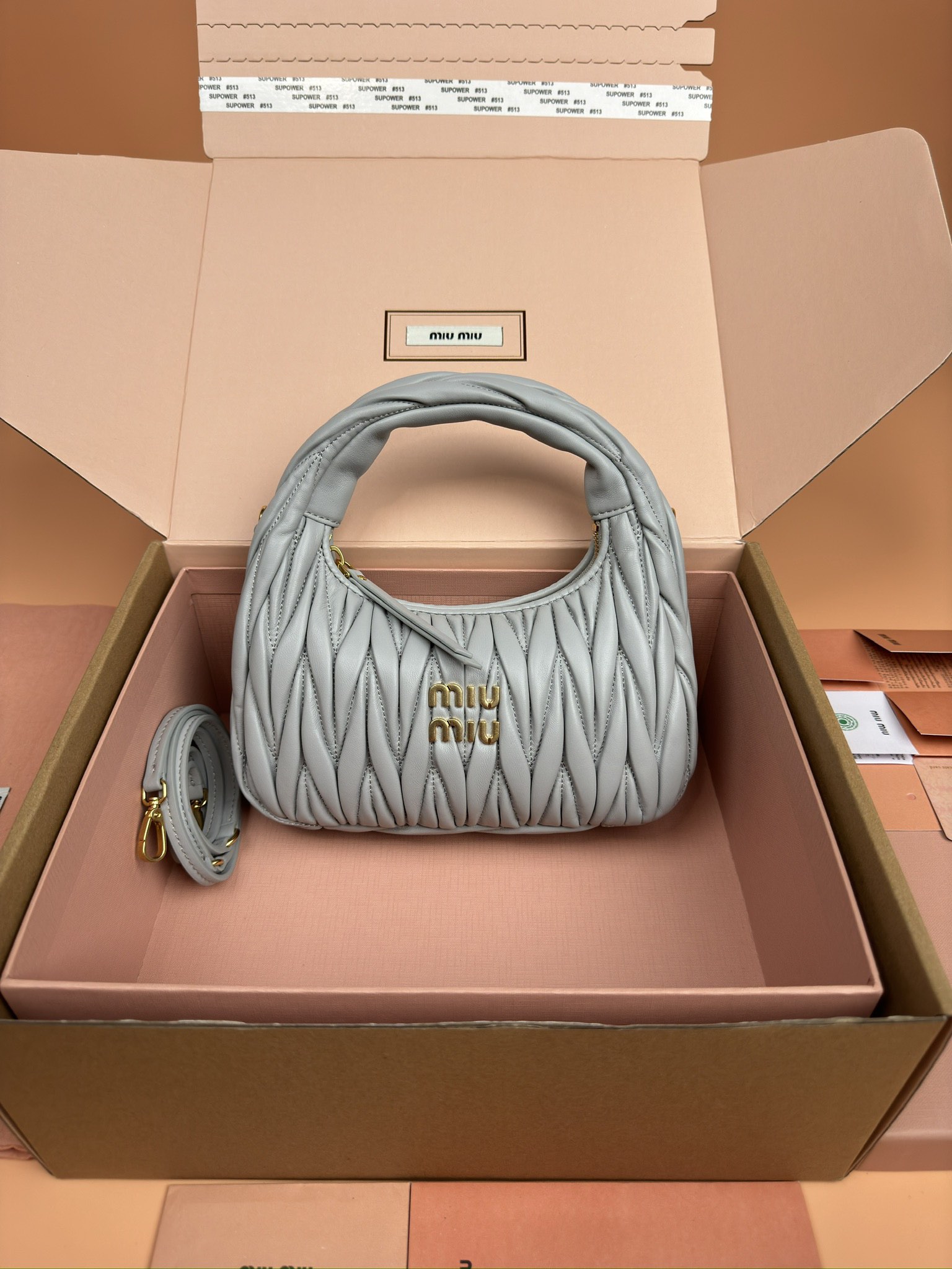 NO:184916,[Original leather of special hardware] Wander Matelasse sheep leather Hobo handbag/crossbody bag ~ 20cm gray-blue sheepskin Wander handbag has become a classic accessories. This mini handbag is made of Matalasse sheepskin, using exquisite craftsmanship to create a three-dimensional effect, showing exquisite elegance. It presents the Hobo bag style, blending retro style and modern elegance, and becomes a new synonym for modern femininity. ~ Gold accessories ~ Zipper closure ~ Metal lettering logo on the front ~ Cotton satin lining Size: W20×H17×D6cm Number_5BC, special Miao Miao, satchels, crossbody bags, sheepskin19860909【特级五金原厂皮】 Wander Matelasse羊皮革Hobo手提包/斜挎包～20cm灰蓝色羊皮 Wander手提包已成经典配饰之.这款迷你手袋选用Matalasse羊皮革打造,运用精湛工艺打造三维立体效果,尽显精致优雅.呈现Hobo包版型,融合复古风情与现代优雅,成为现代女性气质的新代名词. ～金色配件 ～拉链开合 ～正面金属刻字徽标 ～棉质缎面衬里 尺寸:W20×H17×D6cm 編號_5BC,特级缪缪,satchels,crossbody bags,sheepskin,Bag