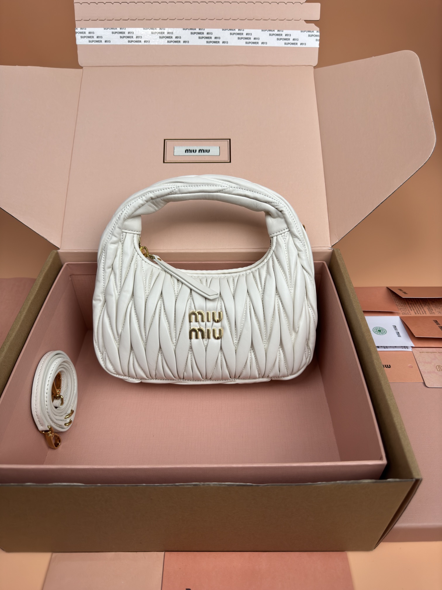 NO:184944,[Excellent hardware original leather] Wander Matelasse sheep leather Hobo handbag/crossbody bag ~ 20cm white sheepskin Wander handbag has become a classic accessories. This mini handbag is made of Matalasse sheepskin, using exquisite craftsmanship to create a three-dimensional effect, showing exquisite elegance. It presents the Hobo bag style, blending retro style and modern elegance, and becomes the new synonym for modern femininity. ~Gold accessories ~Zipper closure ~Metal engraving logo on the front ~Cotton satin lining Size: W20×H17×D6cm Number_5BC, special grade Miaomiao, satchels, crossbody bags, sheepskin19860909【特级五金原厂皮】 Wander Matelasse羊皮革Hobo手提包/斜挎包～20cm白色羊皮 Wander手提包已成经典配饰之.这款迷你手袋选用Matalasse羊皮革打造,运用精湛工艺打造三维立体效果,尽显精致优雅.呈现Hobo包版型,融合复古风情与现代优雅,成为现代女性气质的新代名词. ～金色配件 ～拉链开合 ～正面金属刻字徽标 ～棉质缎面衬里 尺寸:W20×H17×D6cm 編號_5BC,特级缪缪,satchels,crossbody bags,sheepskin,Bag